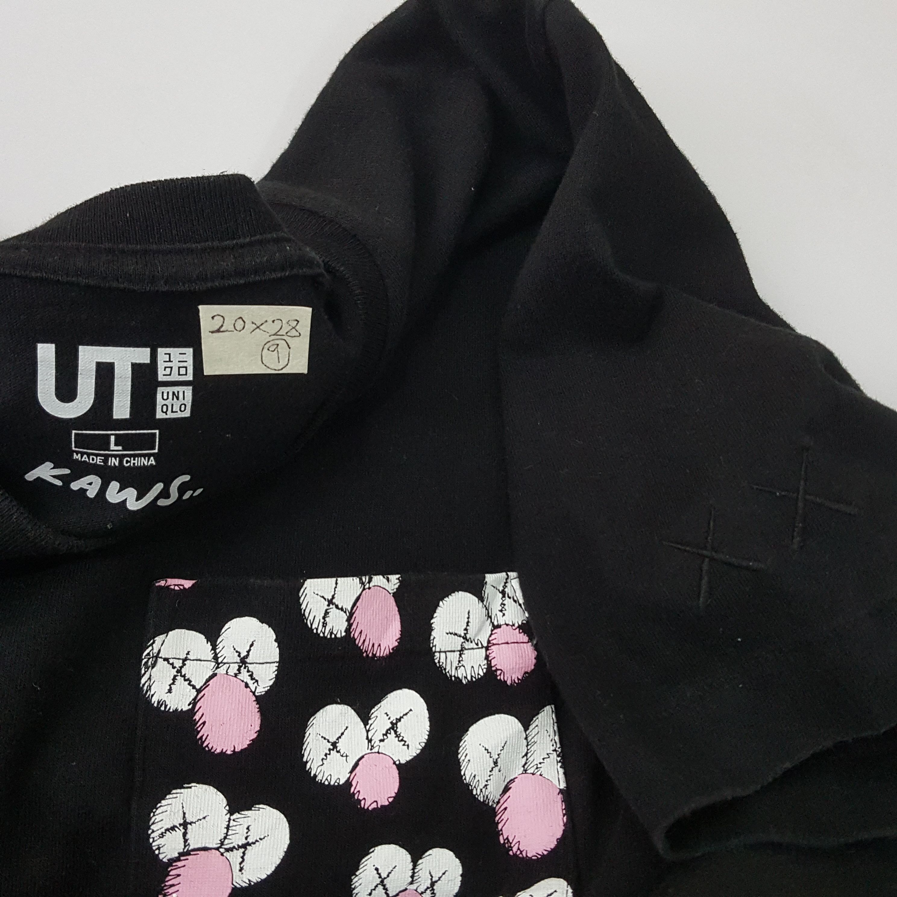 Kaws × Uniqlo Vintage Kaws x Uniqlo Japanese brand t-shirt Size US M / EU 48-50 / 2 - 2 Thumbnail