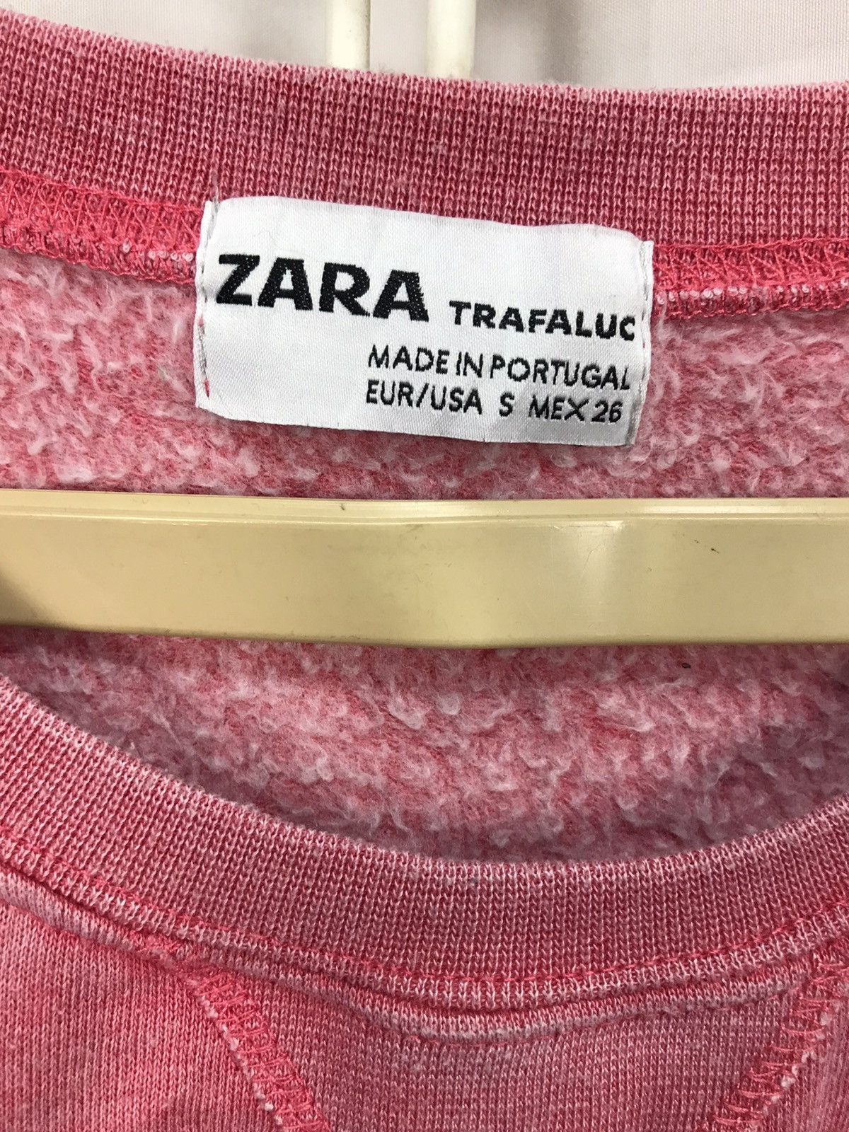 Zara ‘Love knows no limits’ croptop sweatshirt by Zara Size M / US 6-8 / IT 42-44 - 3 Thumbnail