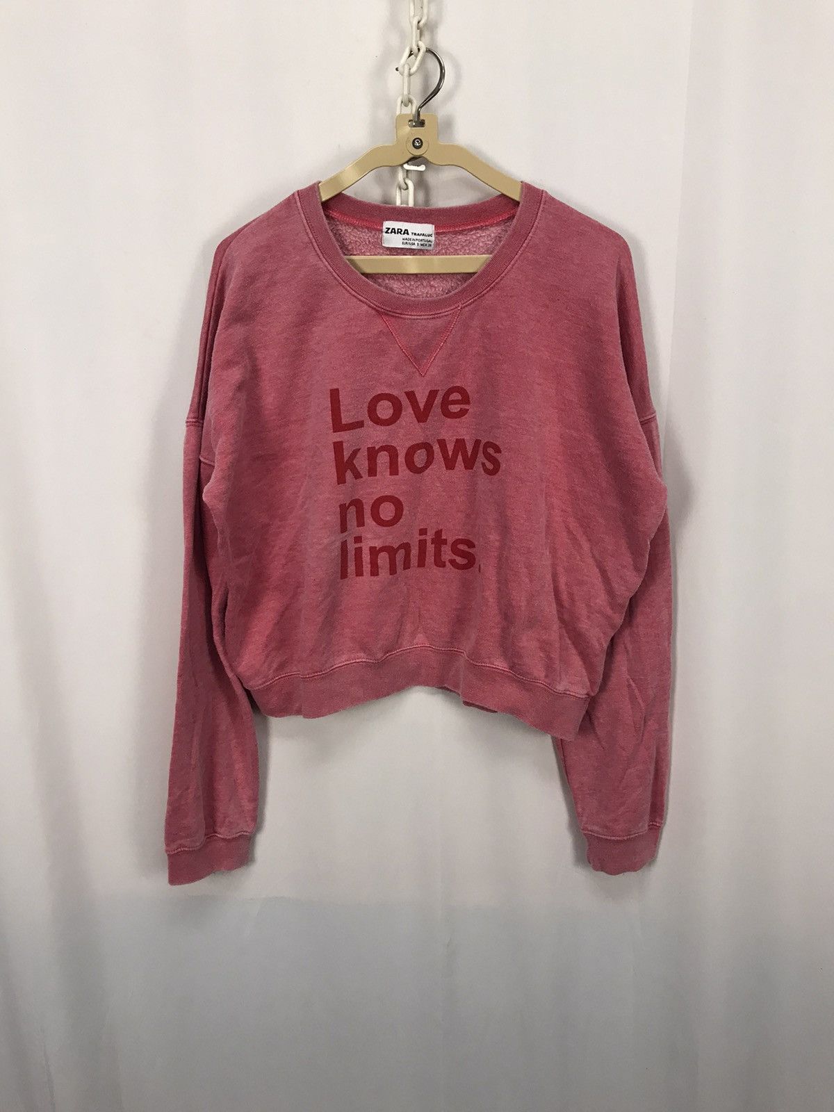 Zara ‘Love knows no limits’ croptop sweatshirt by Zara Size M / US 6-8 / IT 42-44 - 6 Thumbnail