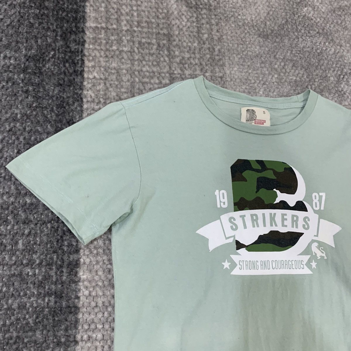 Japanese Brand BENCH BODY Vintage 80s Camo Striker Big Logo Graphic Tshirt Size US S / EU 44-46 / 1 - 4 Thumbnail