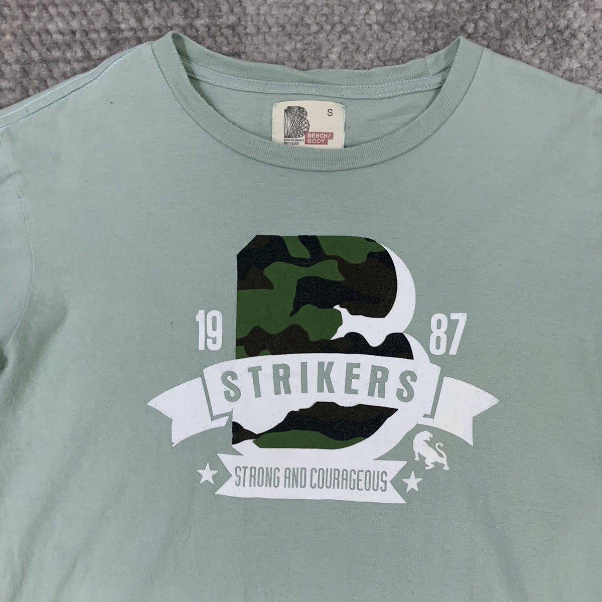 Japanese Brand BENCH BODY Vintage 80s Camo Striker Big Logo Graphic Tshirt Size US S / EU 44-46 / 1 - 3 Thumbnail