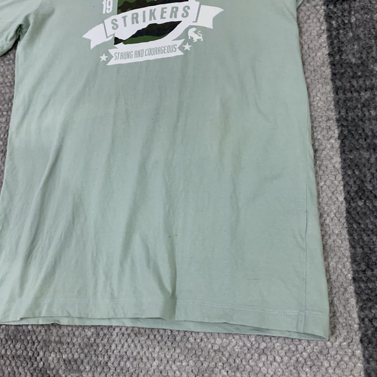 Japanese Brand BENCH BODY Vintage 80s Camo Striker Big Logo Graphic Tshirt Size US S / EU 44-46 / 1 - 6 Thumbnail
