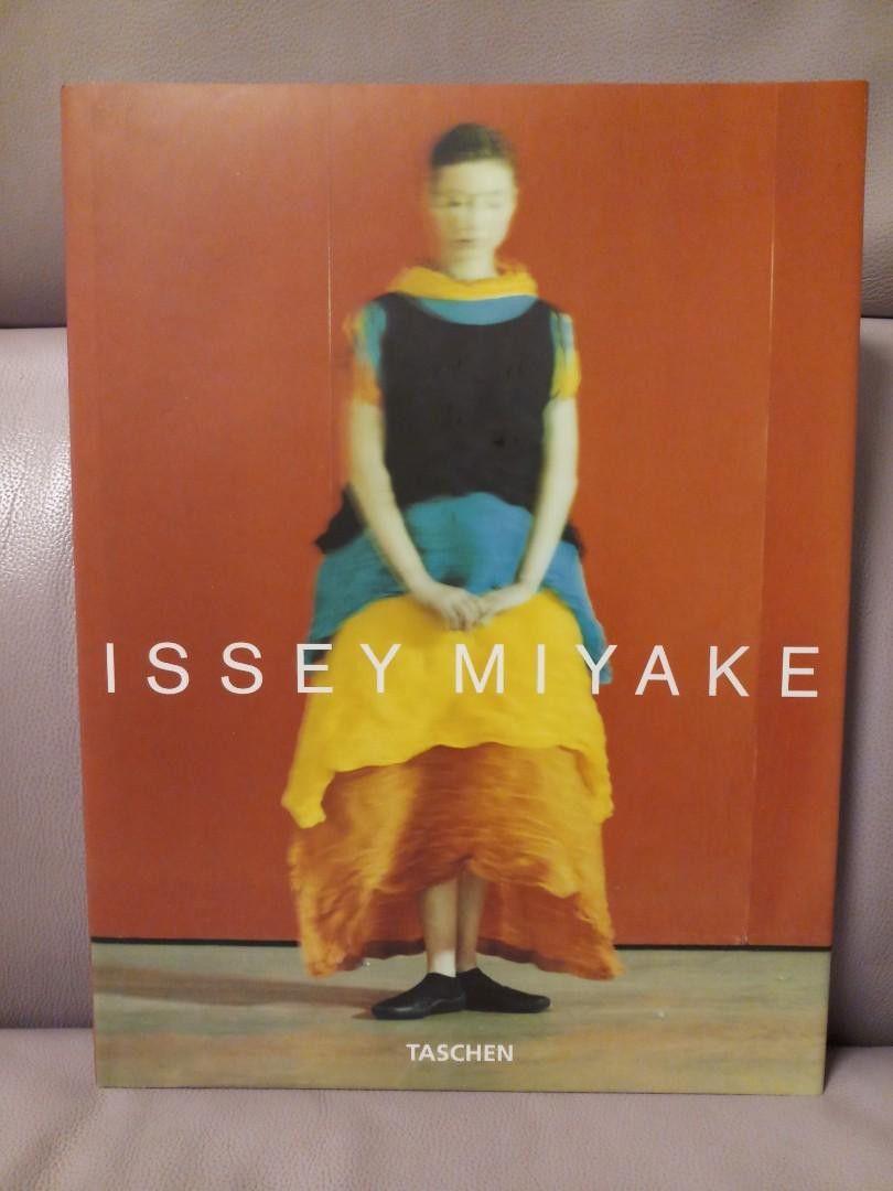 Issey Miyake ISSEY MIYAKE book Size ONE SIZE - 1 Thumbnail