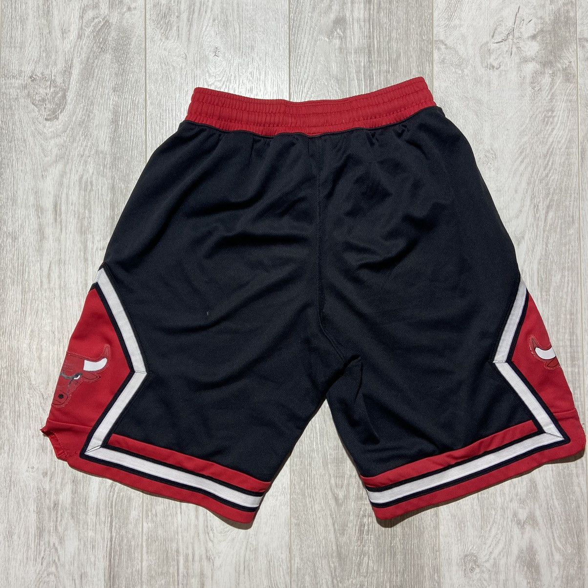 Adidas × NBA Adidas Chicago Bulls Shorts Size US 30 / EU 46 - 10 Thumbnail