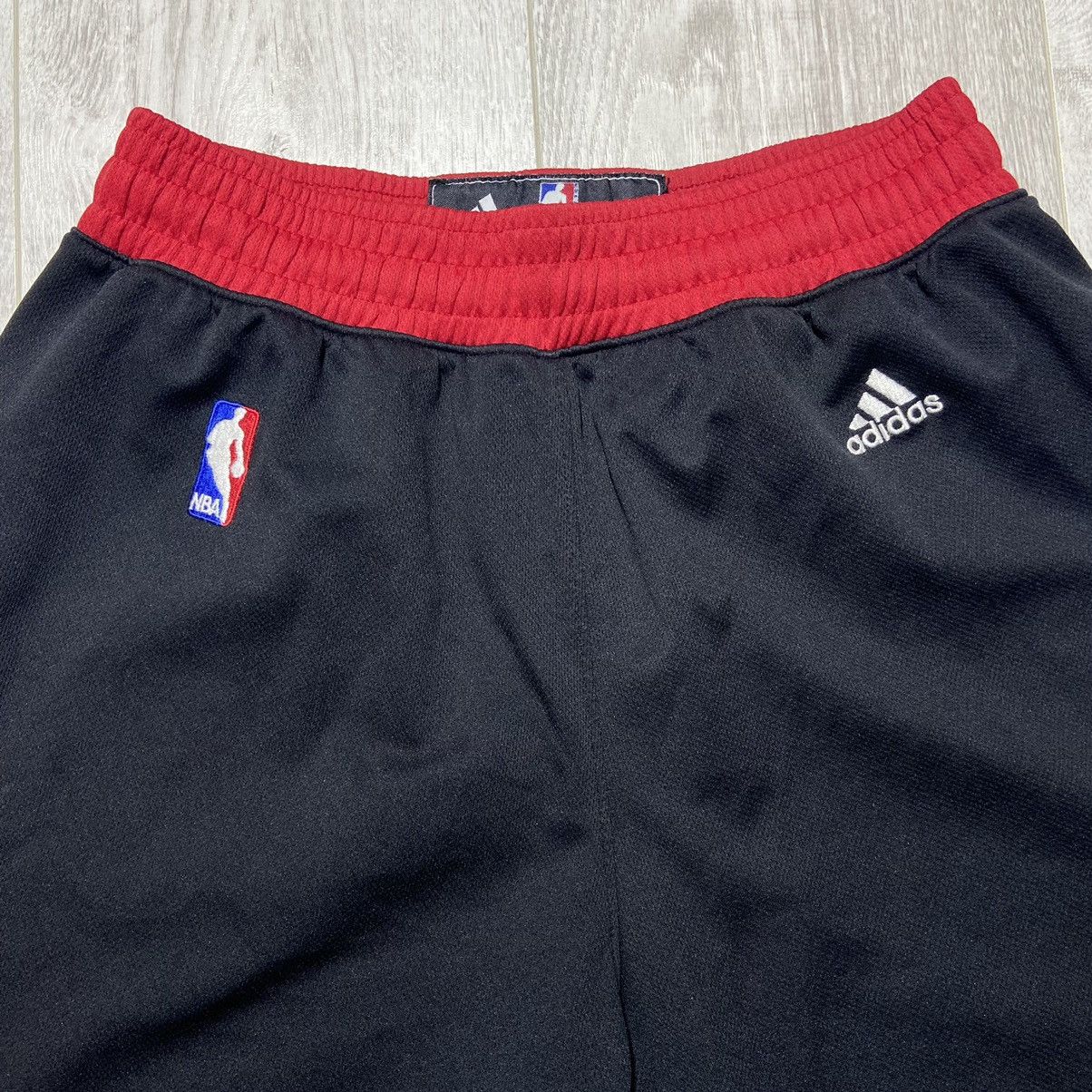 Adidas × NBA Adidas Chicago Bulls Shorts Size US 30 / EU 46 - 2 Thumbnail