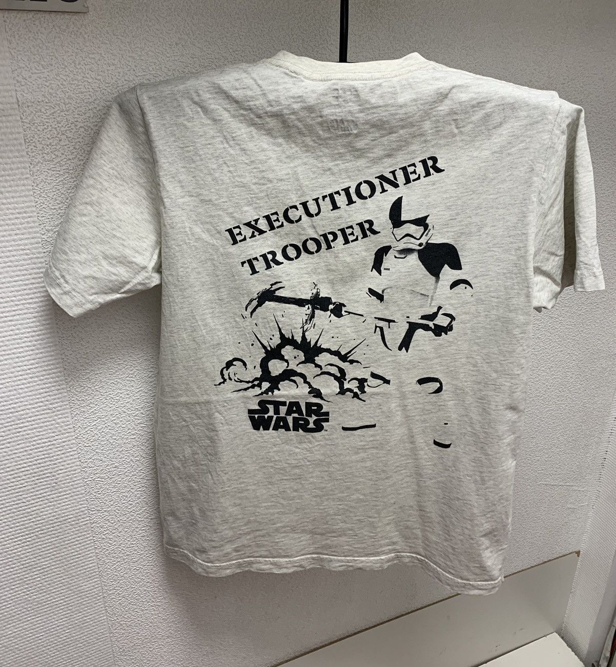 Uniqlo Star Wars Uniqlo executioner trooper big logo t-shirt M sz Size US M / EU 48-50 / 2 - 1 Thumbnail