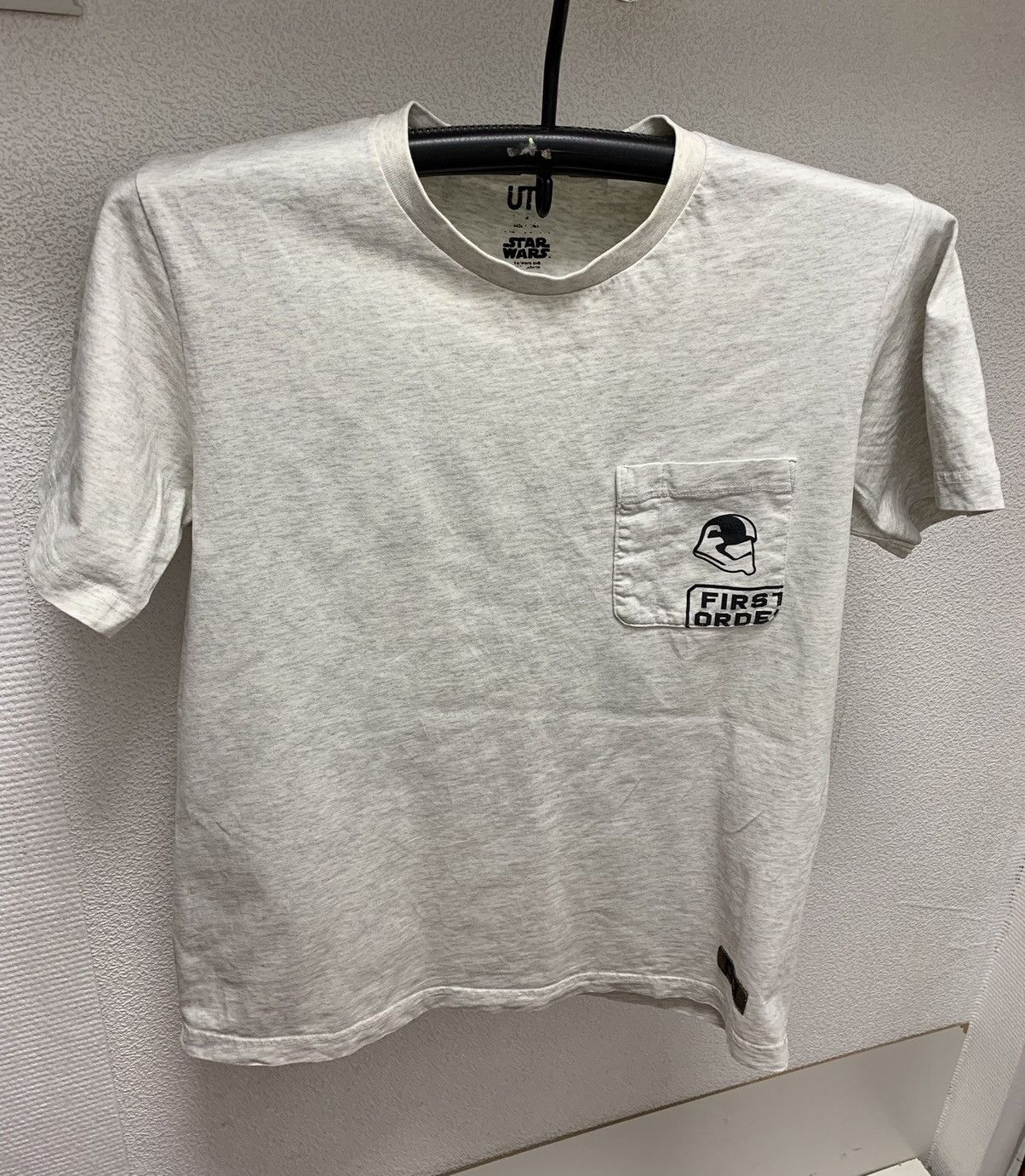 Uniqlo Star Wars Uniqlo executioner trooper big logo t-shirt M sz Size US M / EU 48-50 / 2 - 2 Thumbnail