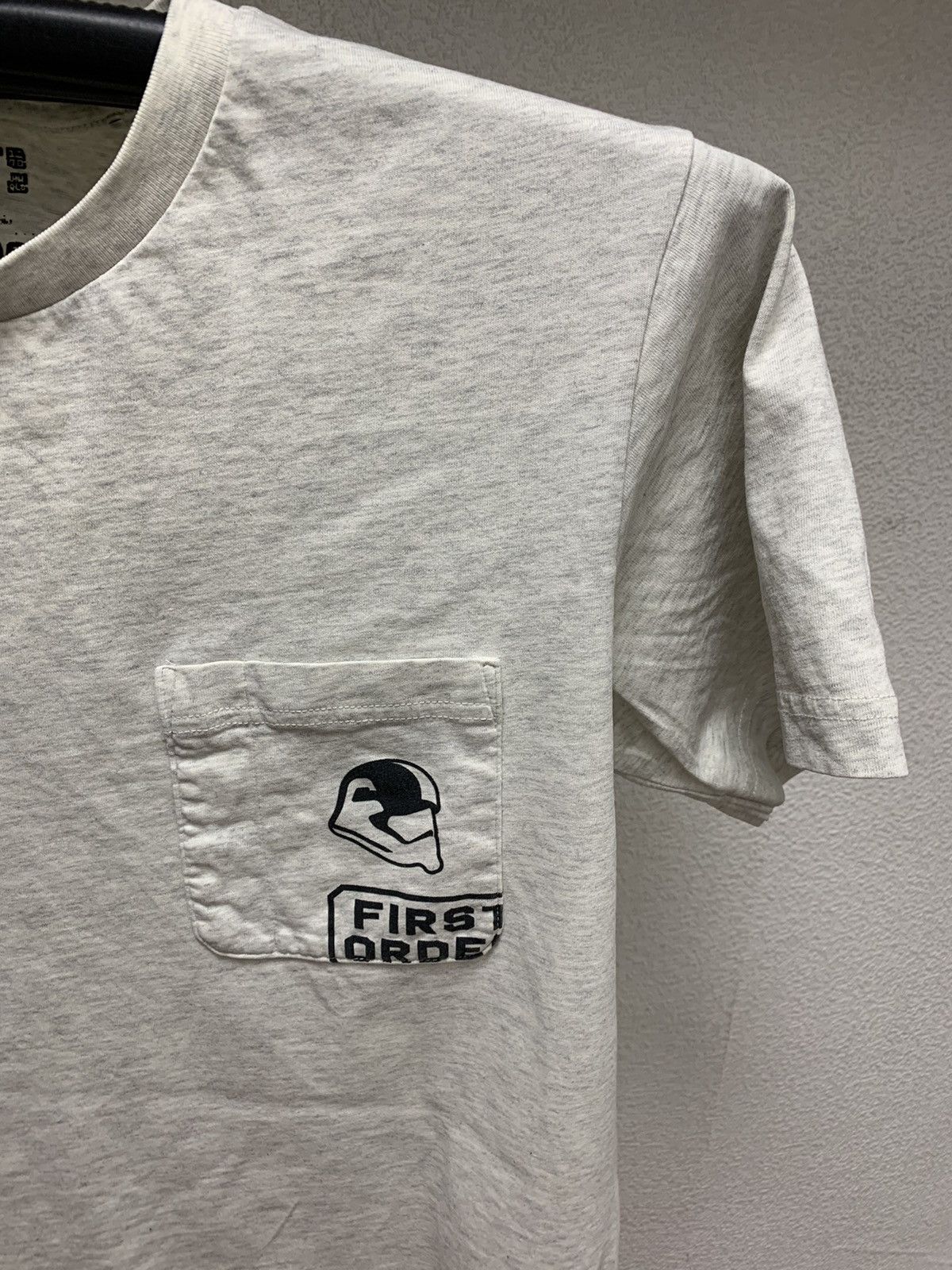 Uniqlo Star Wars Uniqlo executioner trooper big logo t-shirt M sz Size US M / EU 48-50 / 2 - 3 Thumbnail