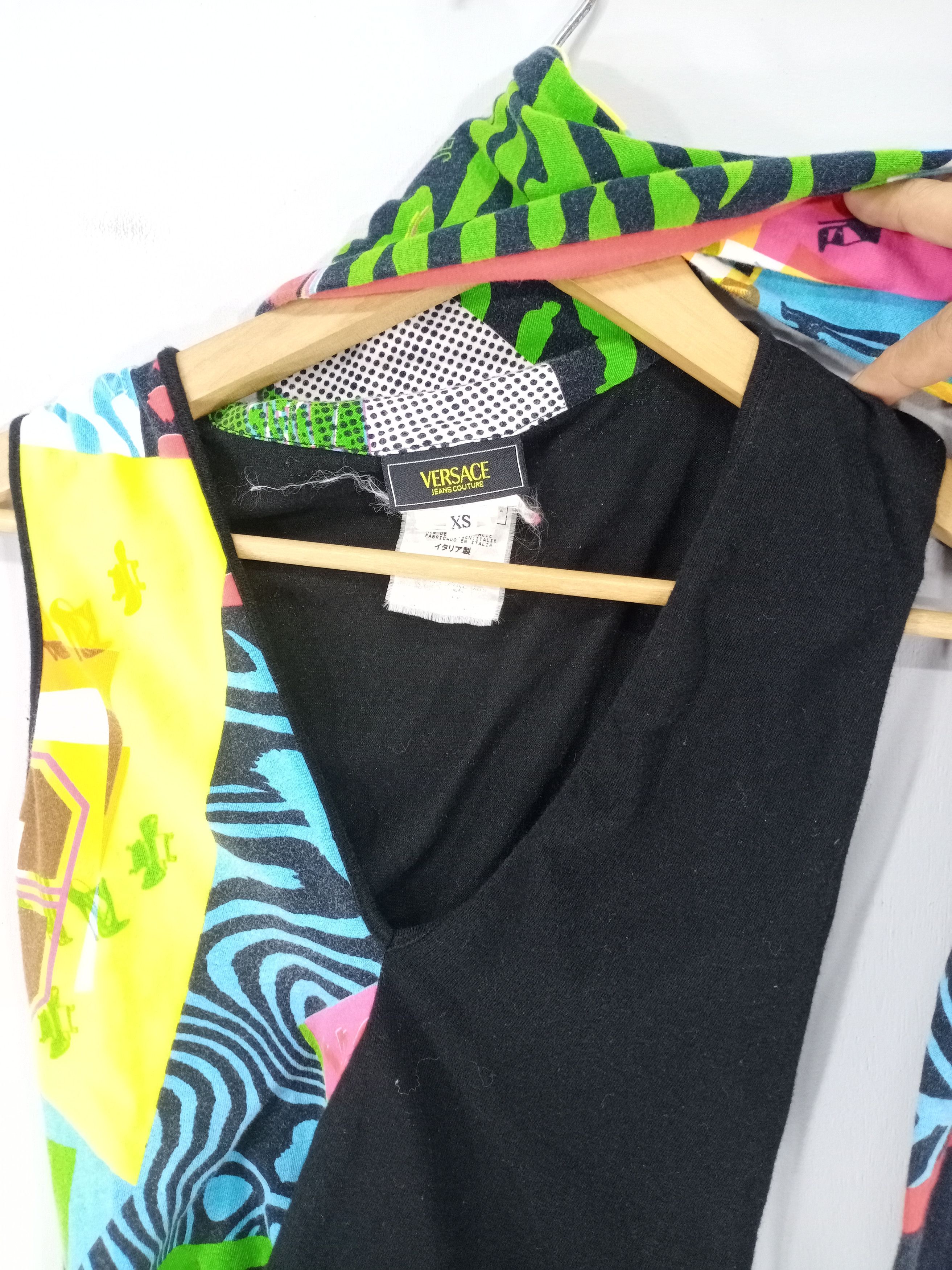 Versace 💥RARE💥Versace Jeans Couture Sleeveless Fullprint Tshirt Size XS / US 0-2 / IT 36-38 - 3 Thumbnail