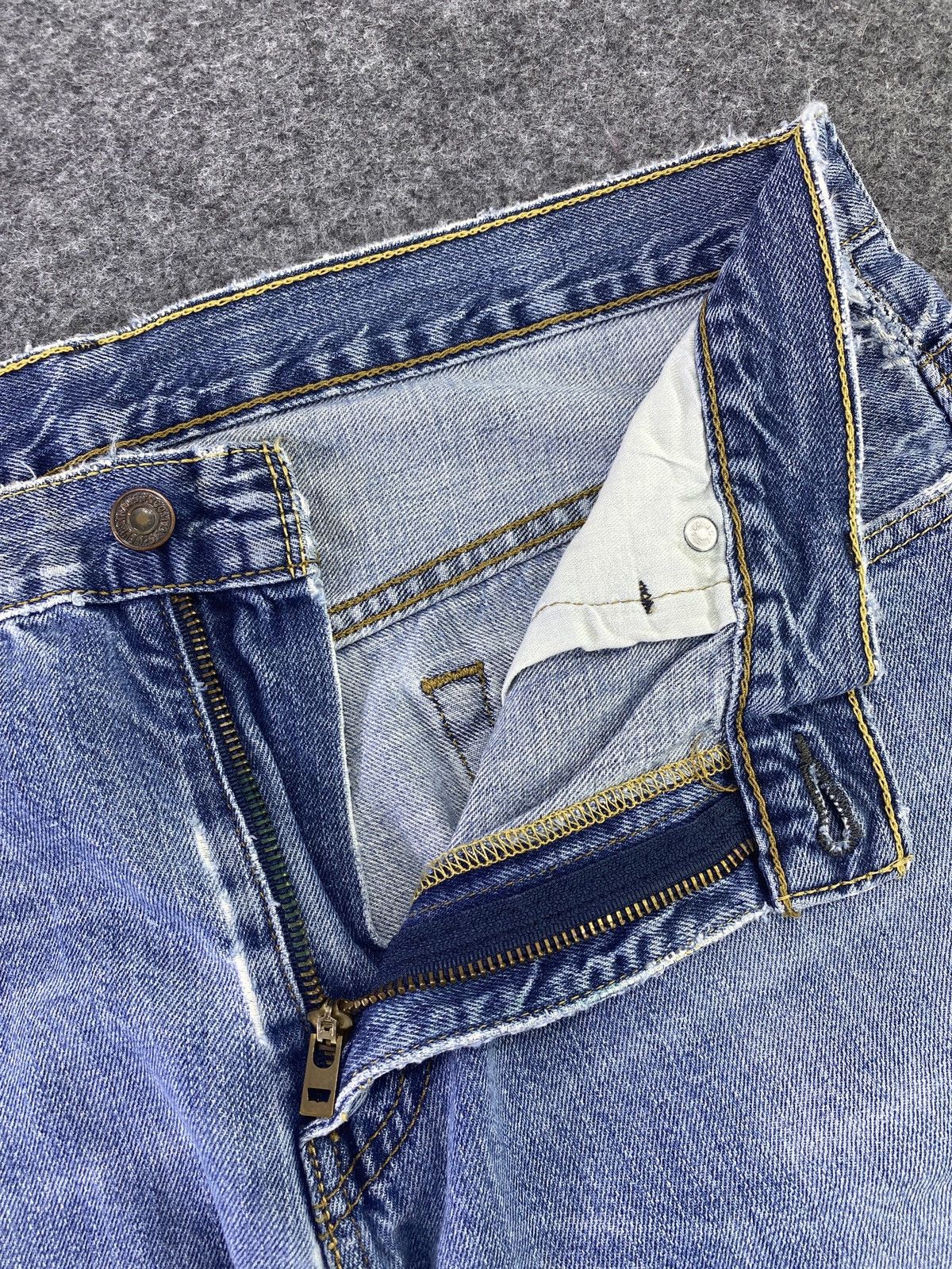 Levi's VINTAGE LEVI'S 569 BLUE WASH JEANS -J561 Size US 35 - 3 Thumbnail