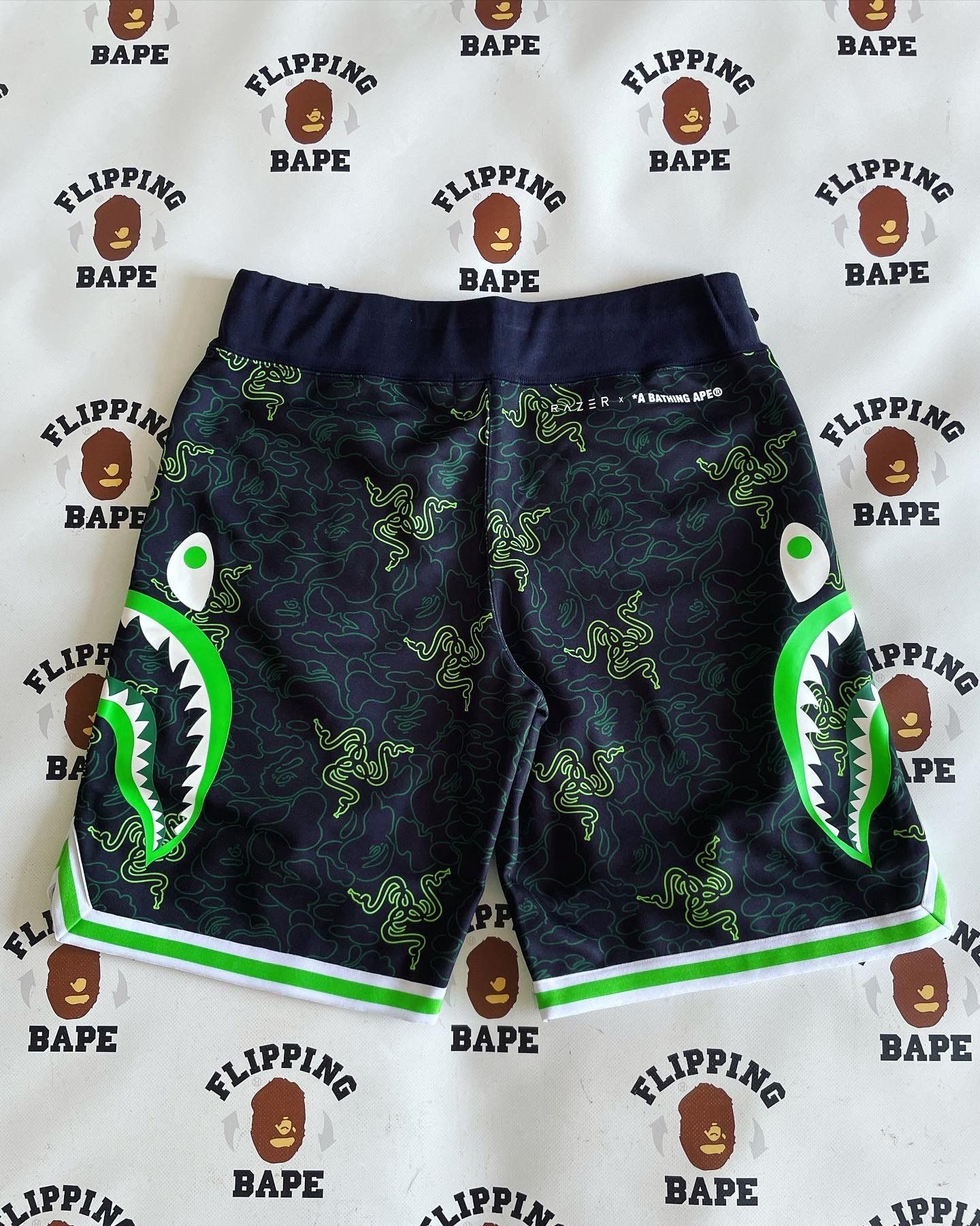 Bape BAPE X RAZER NEON CAMO BASKETBALL SWEAT SHORTS Size US 32 / EU 48 - 3 Thumbnail