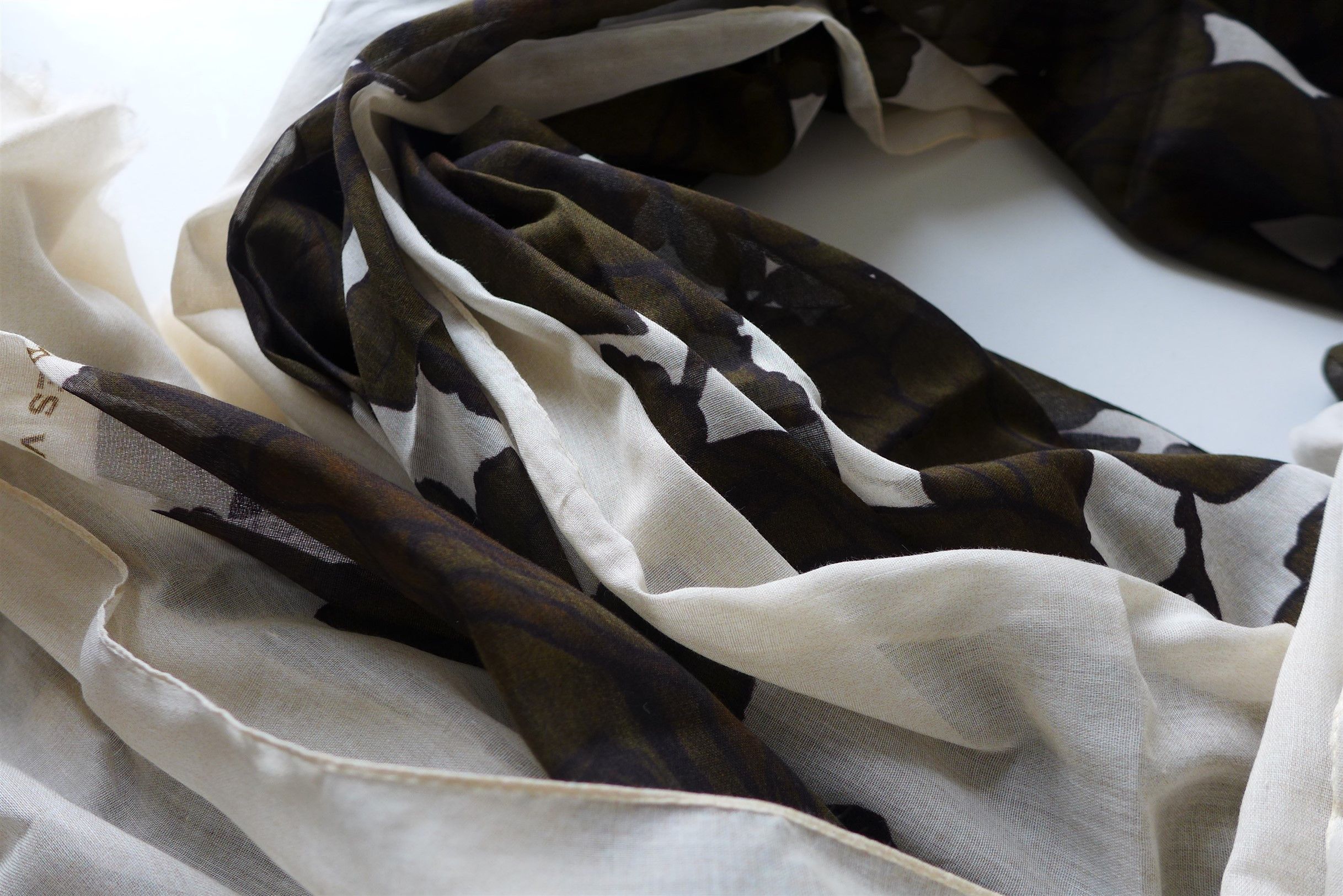 Dries Van Noten Dries Van Noten Rose Floral Print Scarf. Size ONE SIZE - 4 Thumbnail