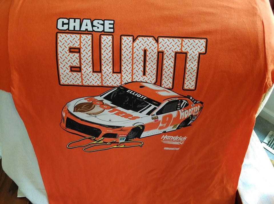 NASCAR × Vintage Vintage NASCAR Chase Elliott #9 Orange Hooter's Chevy L Tee Size US L / EU 52-54 / 3 - 2 Thumbnail