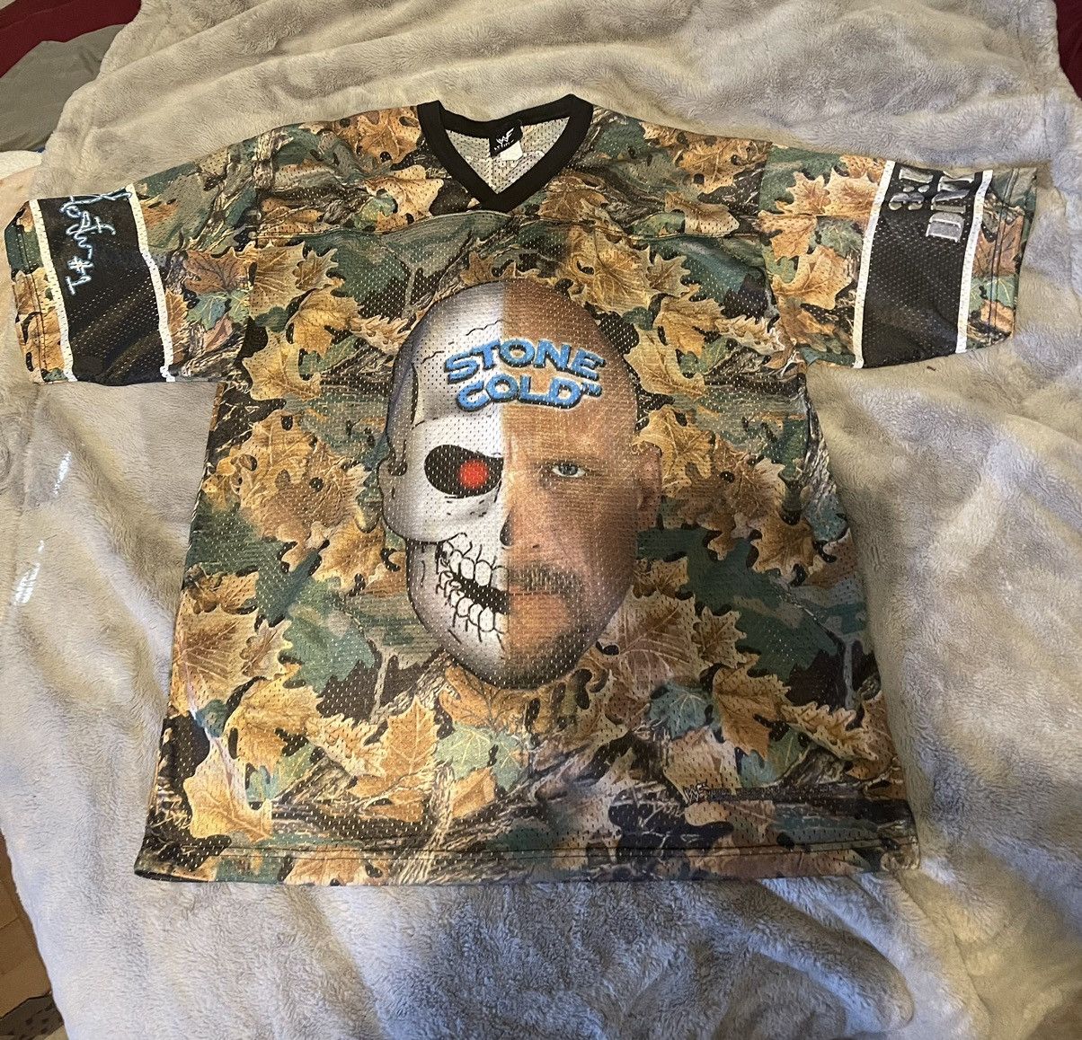 VINTAGE WWF STEVE STONE COLD AUSTIN FOOTBALL CAMO MESH JERSEY IN SIZE XL