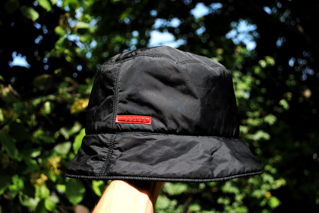 Prada linea discount rossa bucket hat