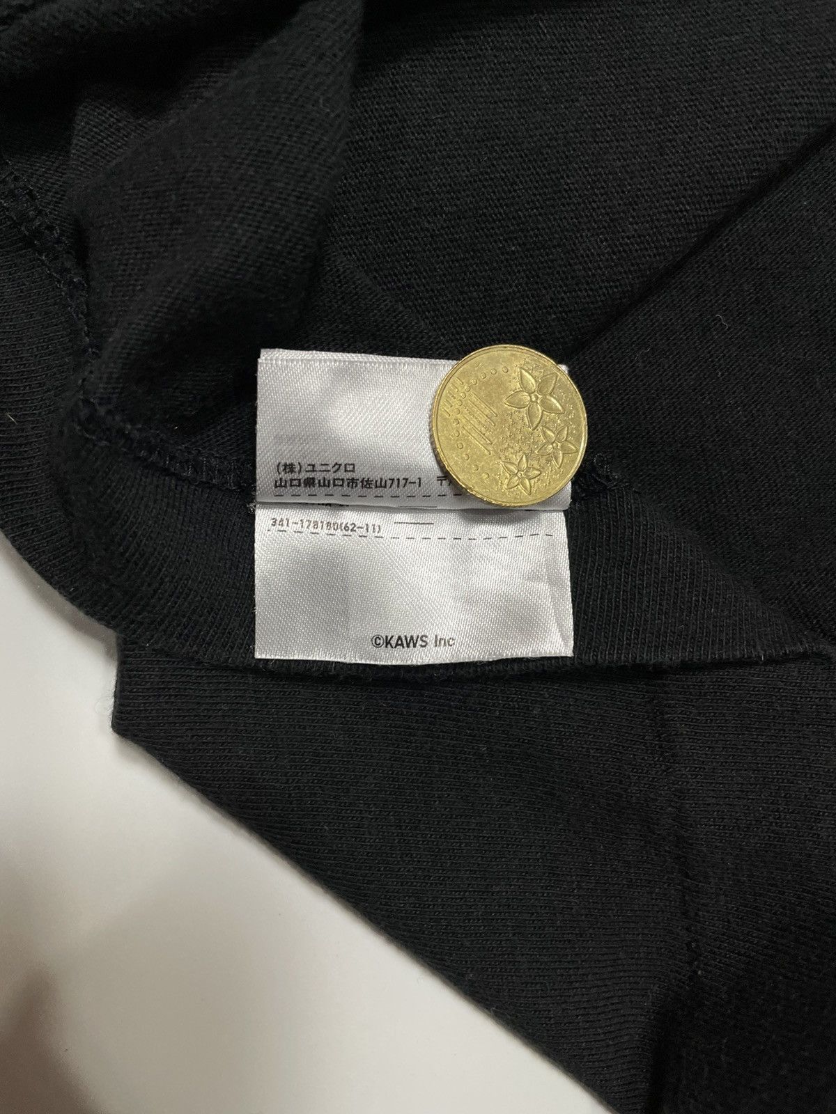 Kaws Vintage Rare Kaws X Uniqlo shirt big logo print ovp Size US S / EU 44-46 / 1 - 9 Thumbnail