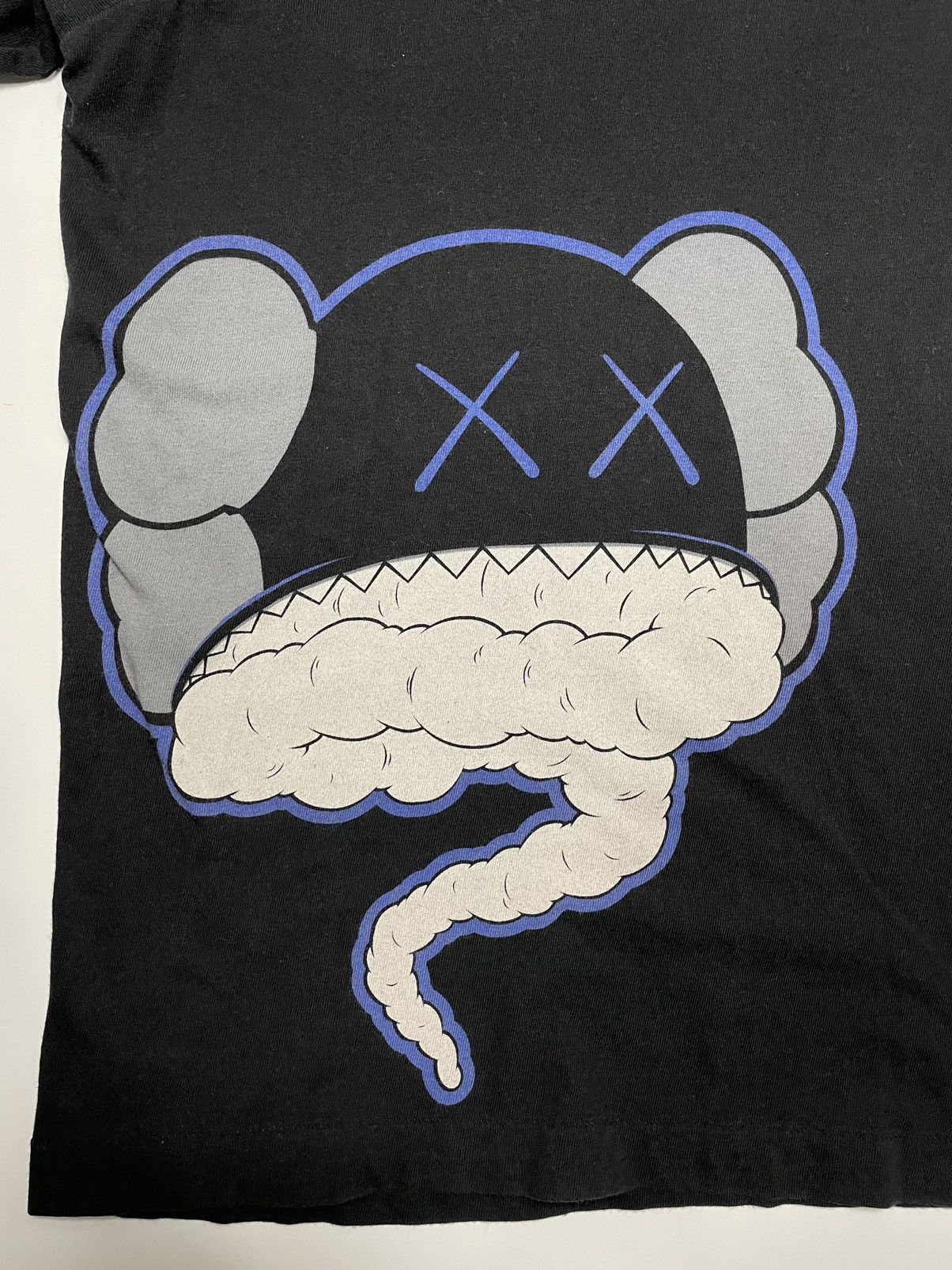 Kaws Vintage Rare Kaws X Uniqlo shirt big logo print ovp Size US S / EU 44-46 / 1 - 3 Thumbnail