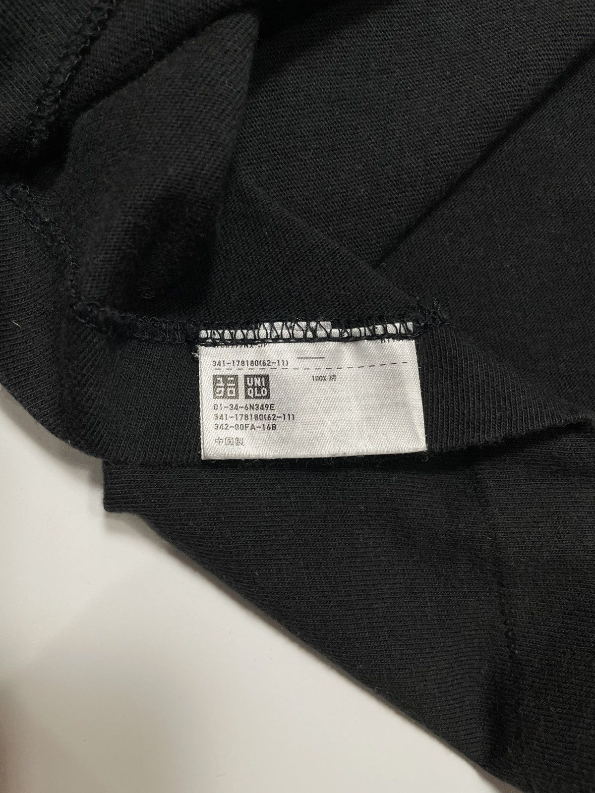 Kaws Vintage Rare Kaws X Uniqlo shirt big logo print ovp Size US S / EU 44-46 / 1 - 8 Thumbnail