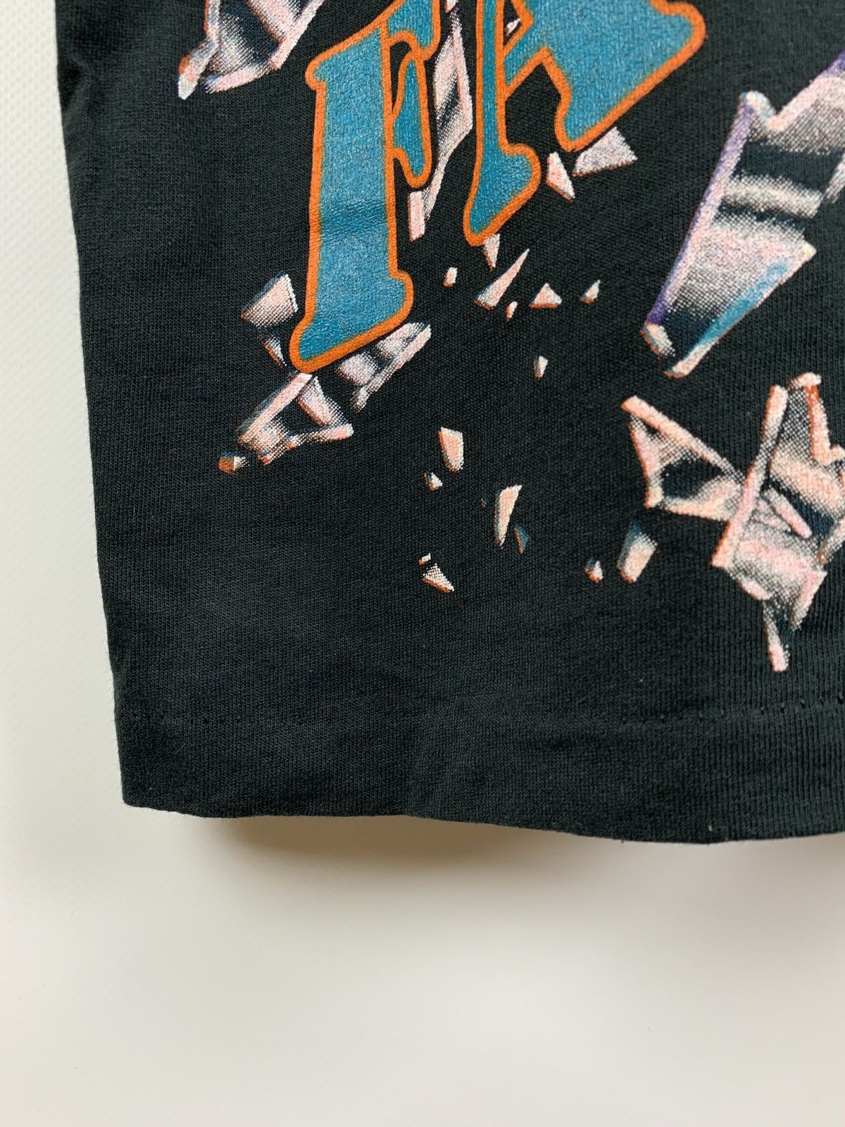 NBA 1993 Vintage Taz In Yo Face NBA Space Jam Single Stitch Tee Size US L / EU 52-54 / 3 - 9 Thumbnail
