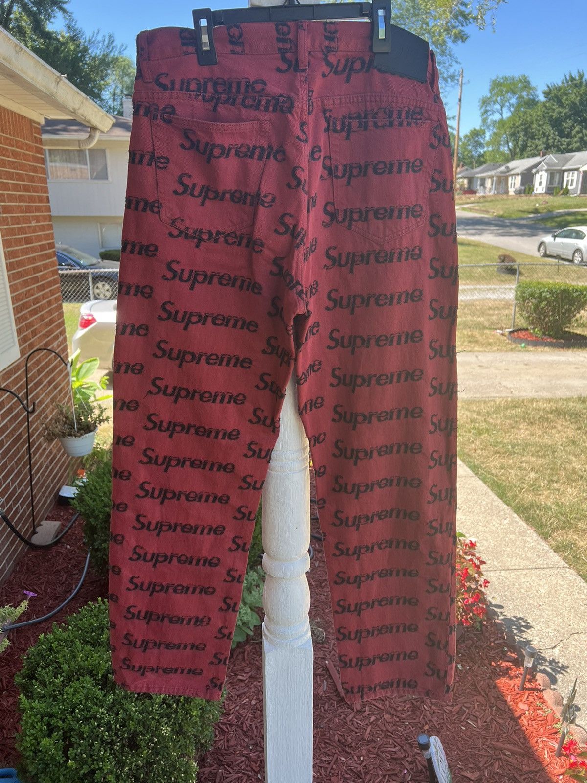 パンツ supreme Frayed Logos Regular Jean Supreme Frayed Logos Regular Jean (SS21) - $188