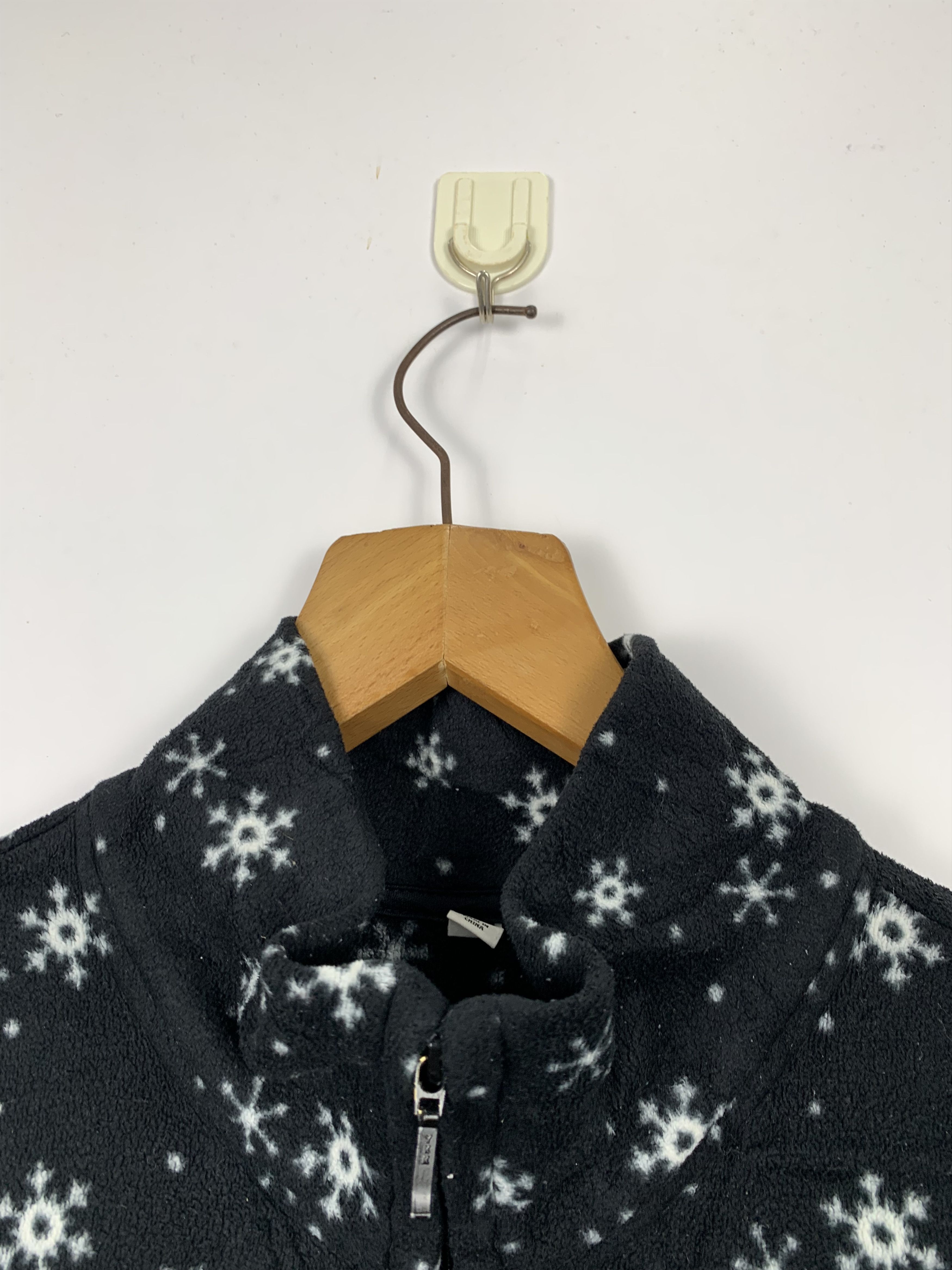 Japanese Brand UNIQLO Snowflake Sweater Size US L / EU 52-54 / 3 - 5 Thumbnail