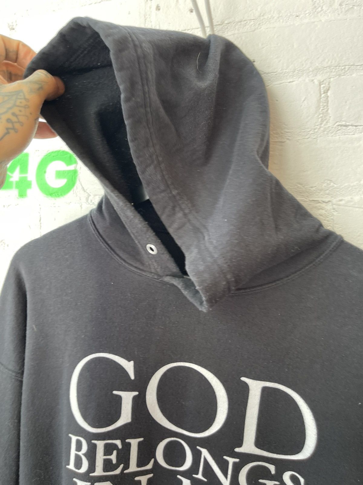 Vintage Vintage GOD BELONGS IN MY CITY Hoodie XL Black THRASHED Size US XL / EU 56 / 4 - 3 Thumbnail
