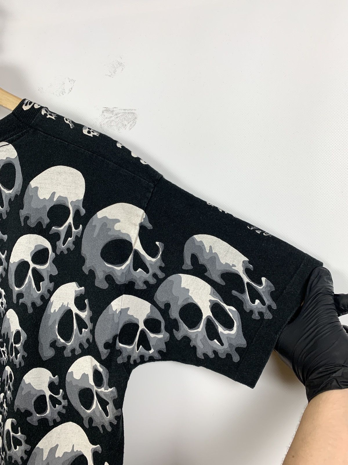 Liquid Blue 1992 Vintage Liquid Blue Travis Scott Skulls All Over Print Size US L / EU 52-54 / 3 - 21 Thumbnail