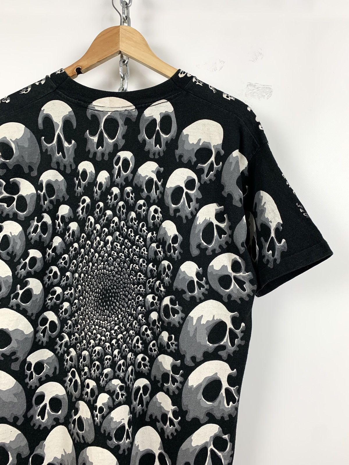 Liquid Blue 1992 Vintage Liquid Blue Travis Scott Skulls All Over Print Size US L / EU 52-54 / 3 - 13 Thumbnail