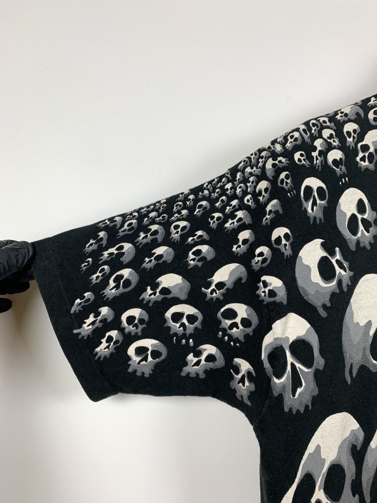 Liquid Blue 1992 Vintage Liquid Blue Travis Scott Skulls All Over Print Size US L / EU 52-54 / 3 - 11 Thumbnail