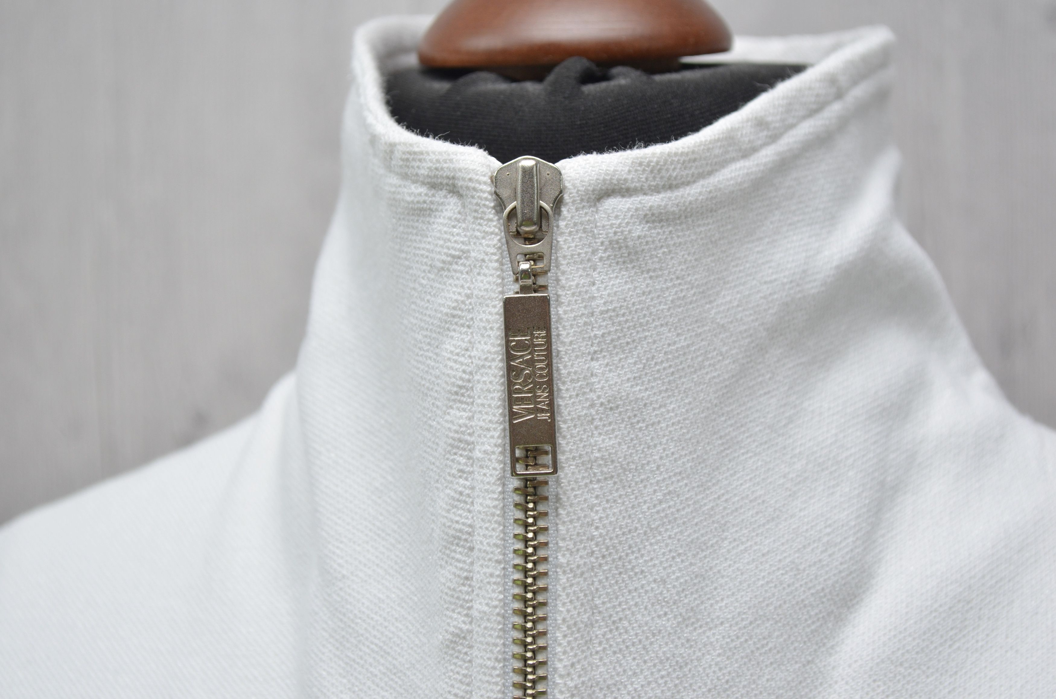 Versace Vtg Versace Jeans Couture Wmns Cropped White Jacket M 90s Size US M / EU 48-50 / 2 - 5 Thumbnail