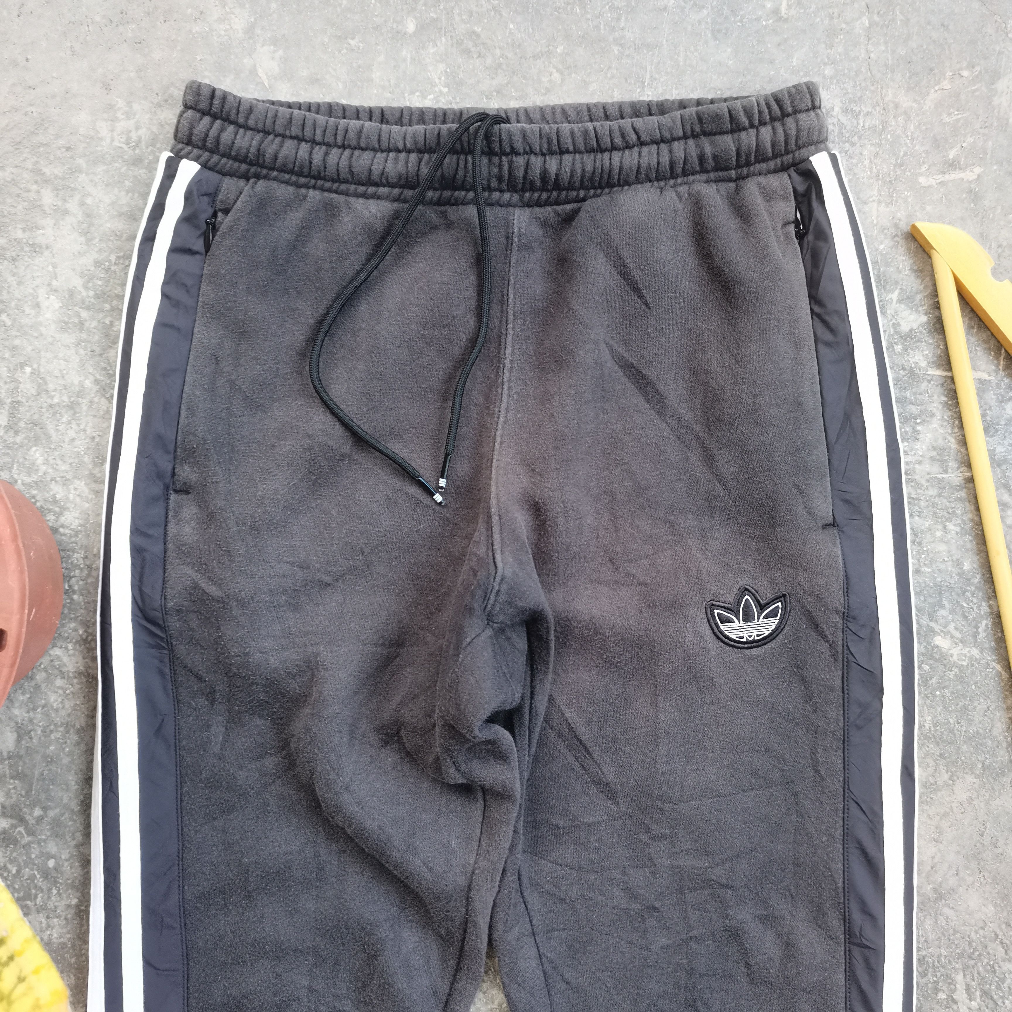 Adidas Vintage ADIDAS 3 Stripes Sweatpants & Joggers Size US 30 / EU 46 - 2 Thumbnail