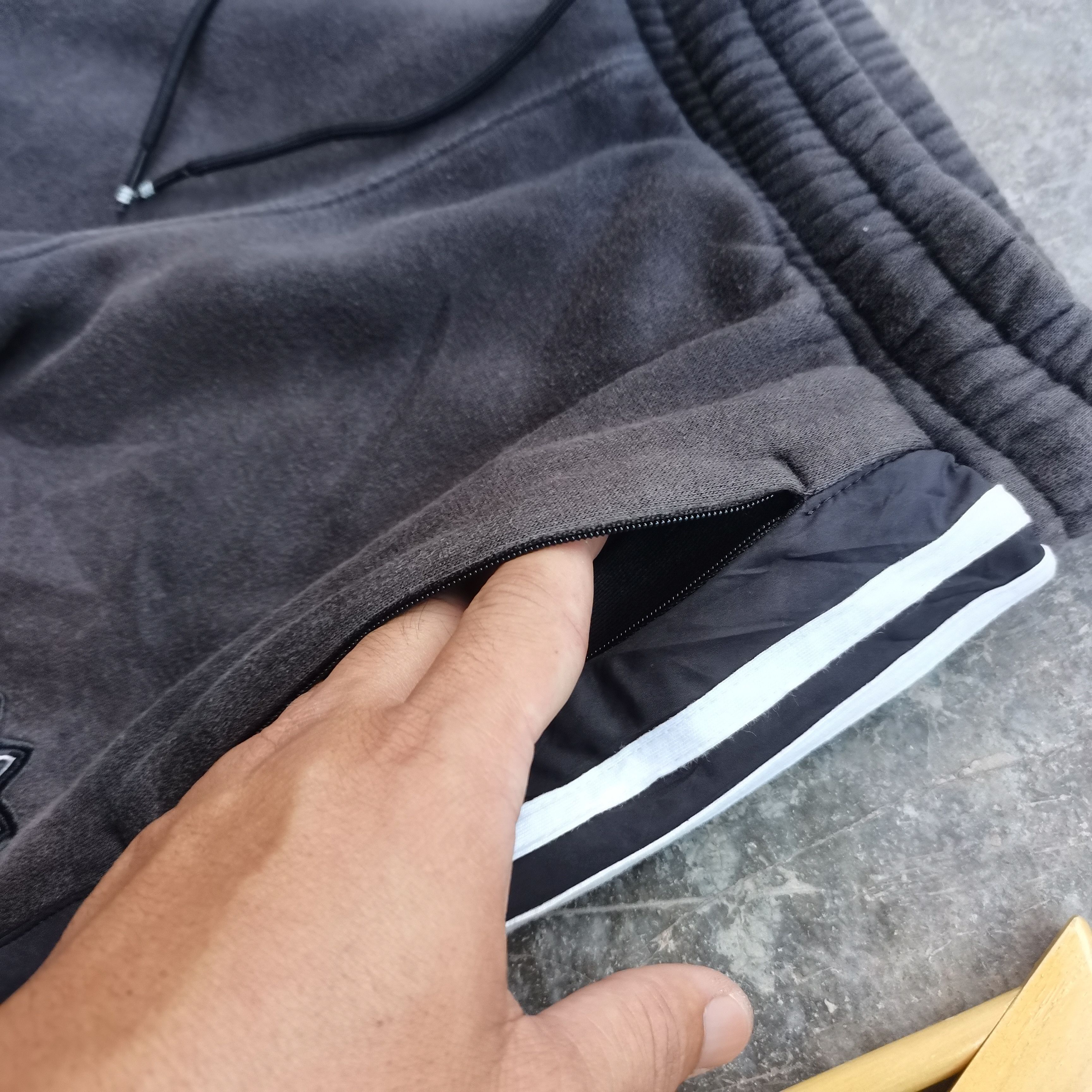 Adidas Vintage ADIDAS 3 Stripes Sweatpants & Joggers Size US 30 / EU 46 - 9 Thumbnail