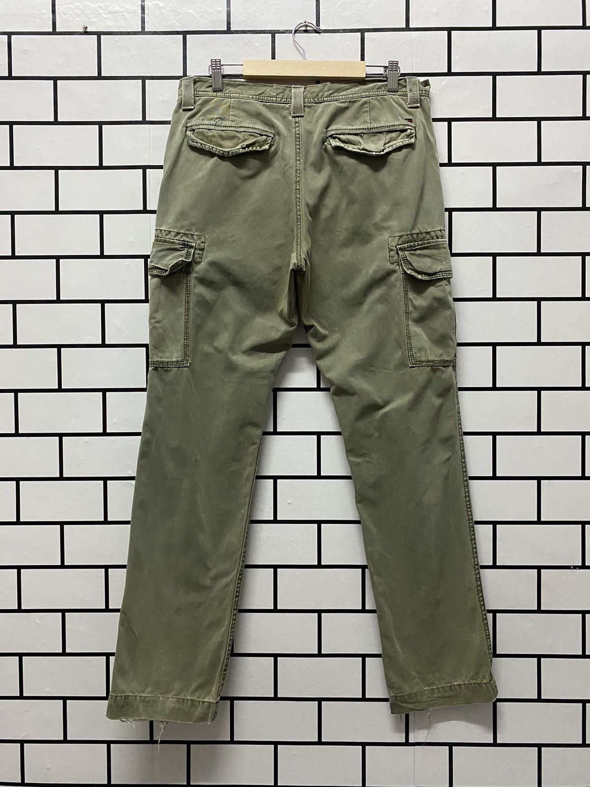 Tommy Hilfiger × Vintage Vintage Tommy Hilfiger Faded Green Cargo Multi Pocket Pants Size US 32 / EU 48 - 2 Thumbnail