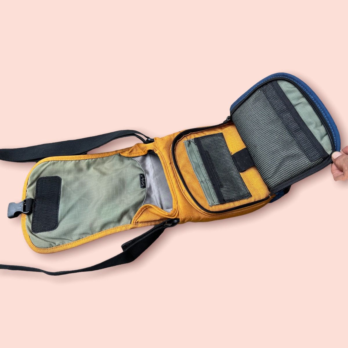 Crumpler VINTAGE CRUMPLER 2 WAY (CROSSBODY/WAIST) CAMERA UTILITY BAG Size ONE SIZE - 11 Thumbnail