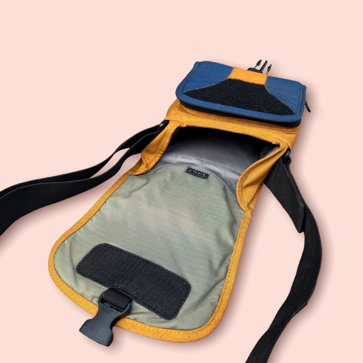 Crumpler VINTAGE CRUMPLER 2 WAY (CROSSBODY/WAIST) CAMERA UTILITY BAG Size ONE SIZE - 10 Thumbnail
