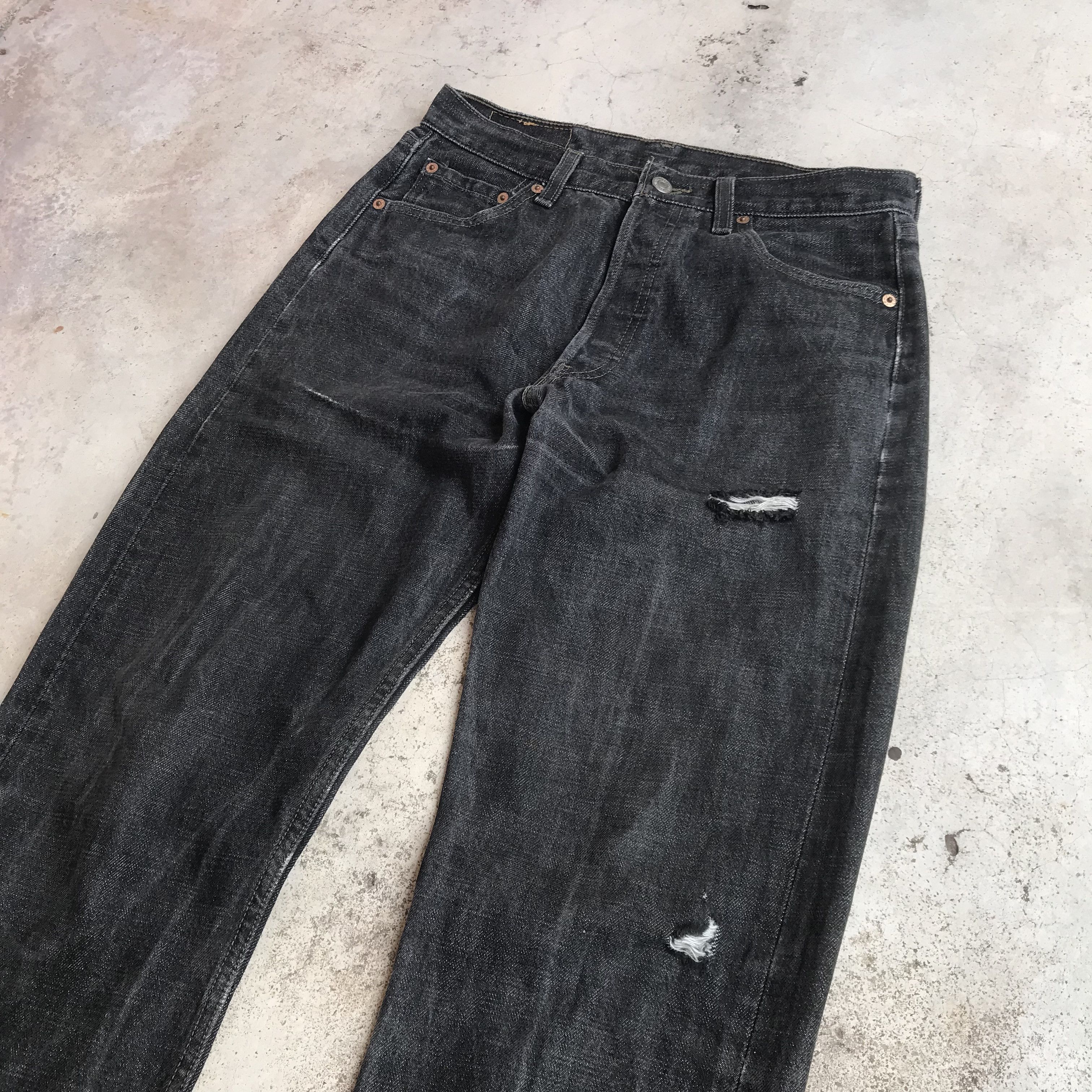 Levi's Vintage Levis 501 tiger-claw ripped faded black distressed Size US 29 - 5 Thumbnail