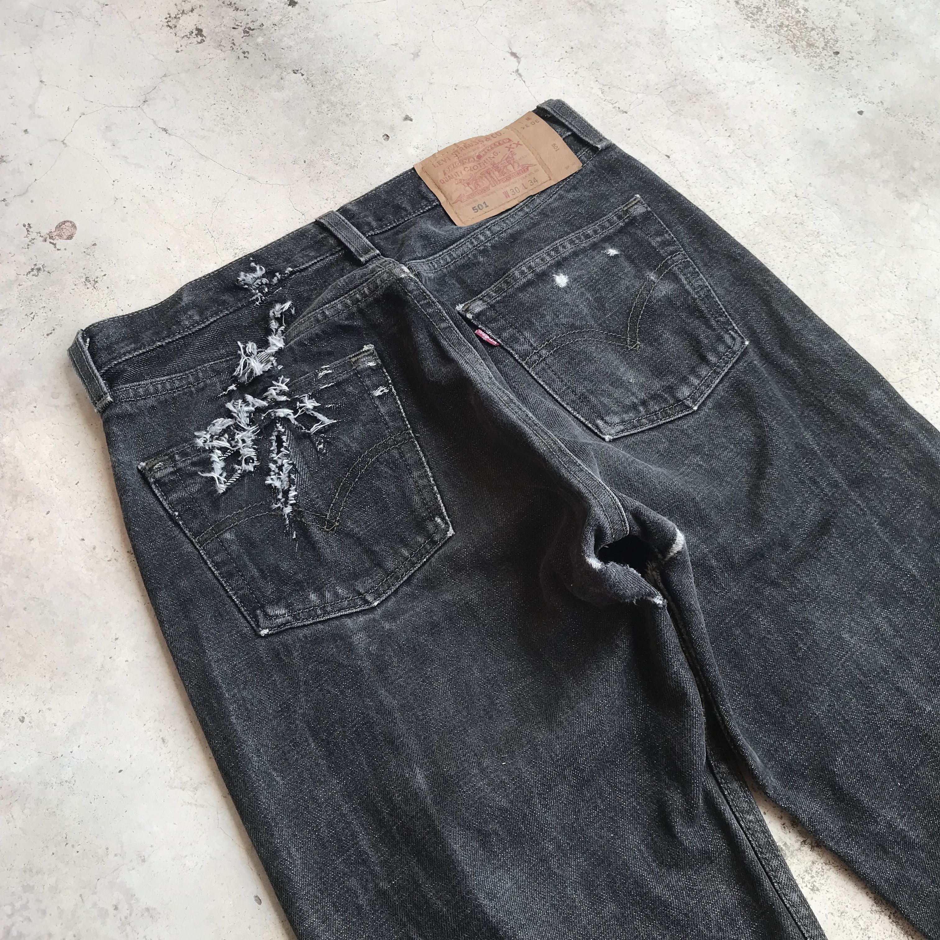 Levi's Vintage Levis 501 tiger-claw ripped faded black distressed Size US 29 - 9 Thumbnail