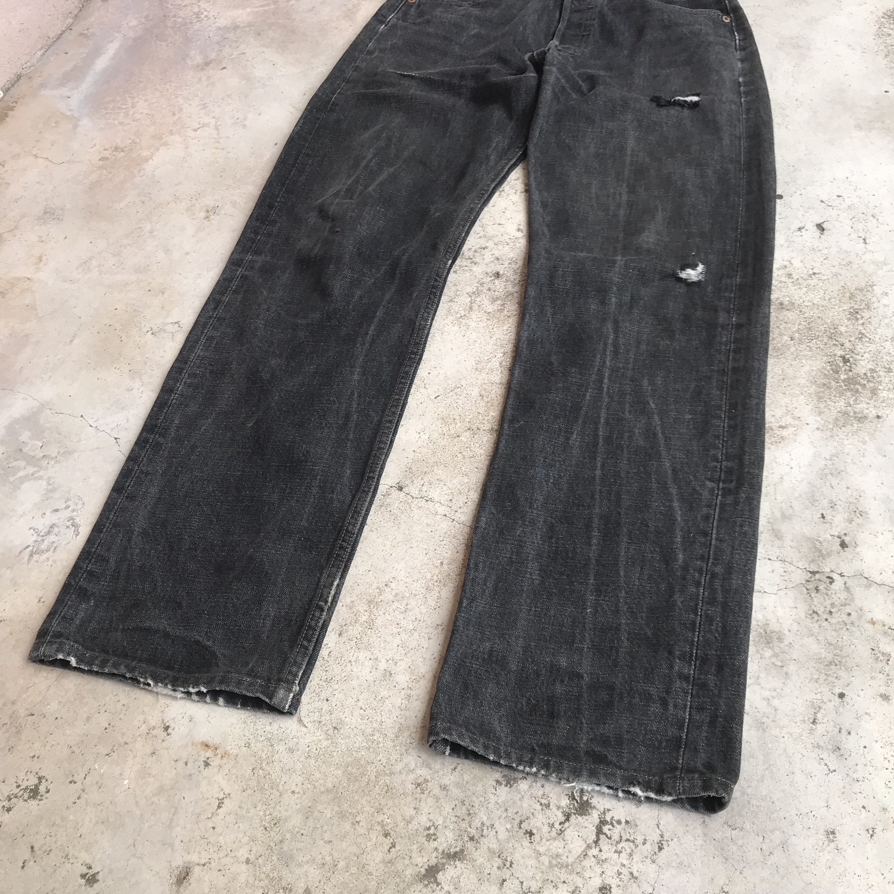 Levi's Vintage Levis 501 tiger-claw ripped faded black distressed Size US 29 - 4 Thumbnail