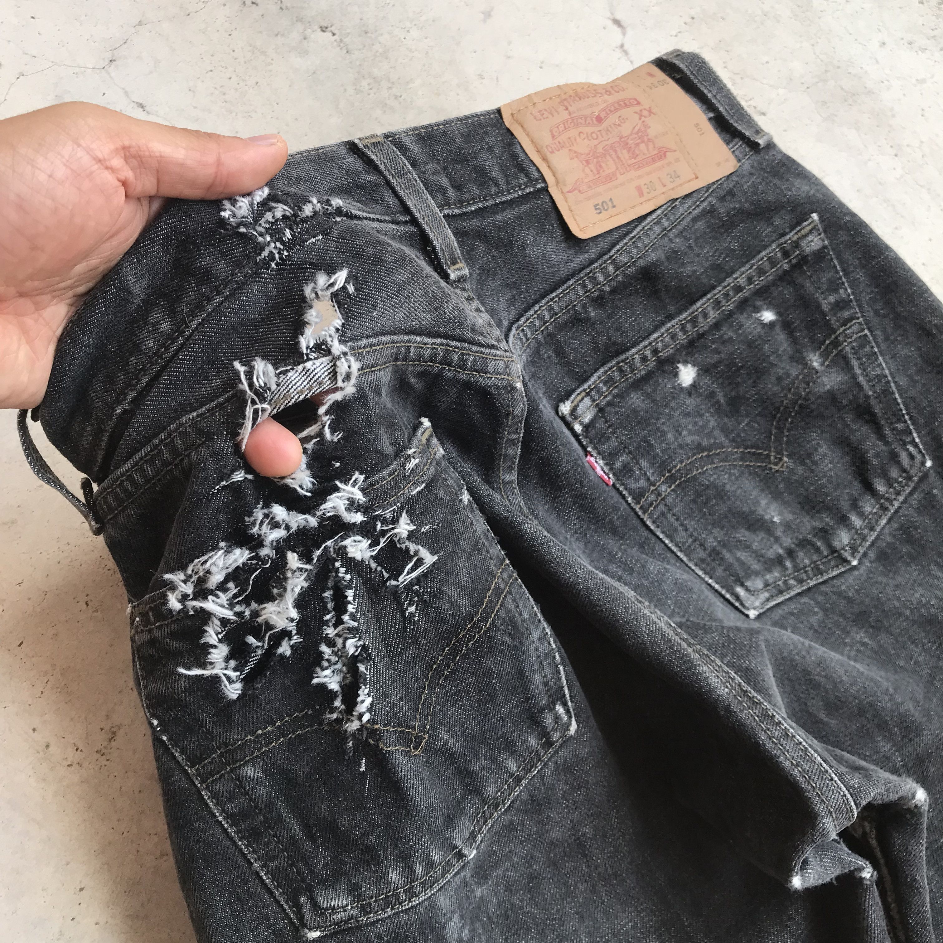 Levi's Vintage Levis 501 tiger-claw ripped faded black distressed Size US 29 - 10 Thumbnail