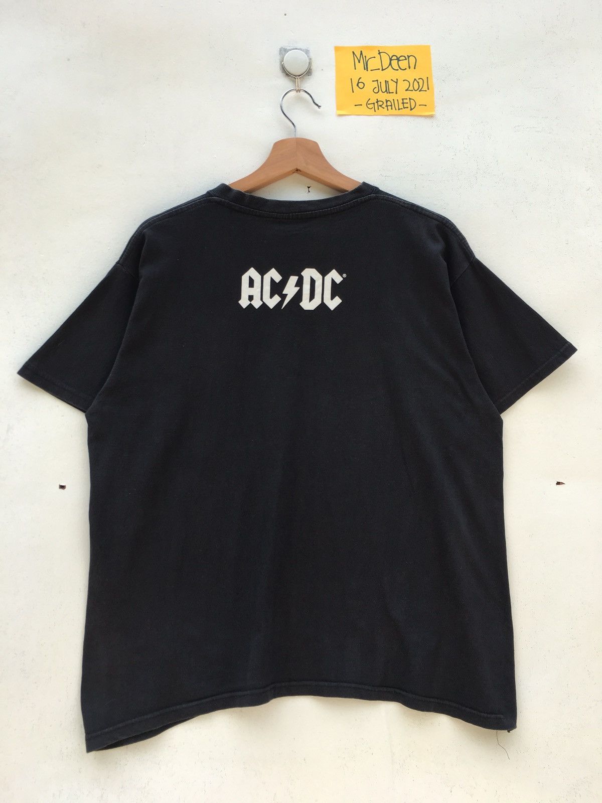 Band Tees Vintage Ac/Dc Back in Black Tour Tshirt Size US L / EU 52-54 / 3 - 7 Thumbnail