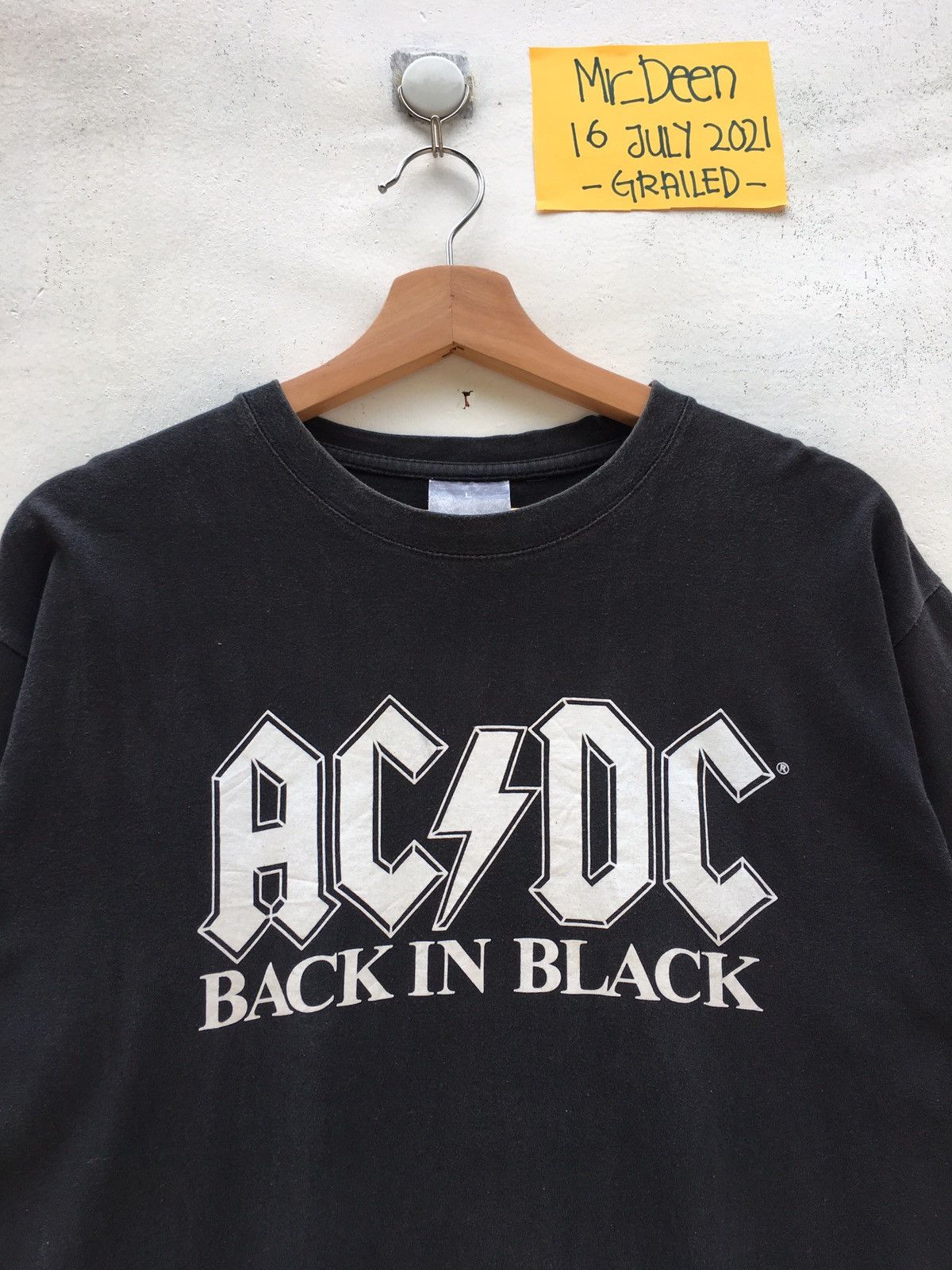 Band Tees Vintage Ac/Dc Back in Black Tour Tshirt Size US L / EU 52-54 / 3 - 1 Thumbnail