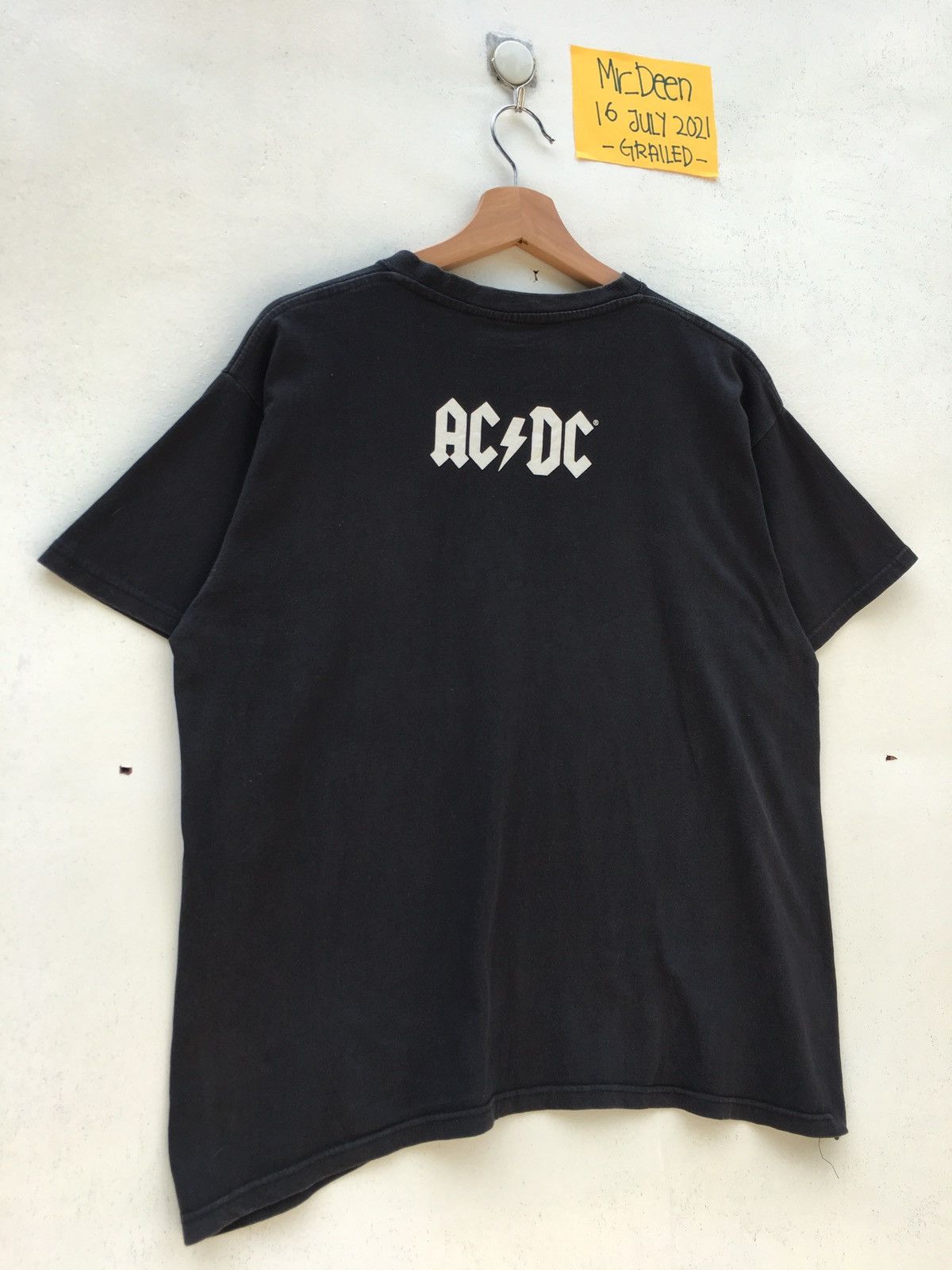Band Tees Vintage Ac/Dc Back in Black Tour Tshirt Size US L / EU 52-54 / 3 - 8 Thumbnail