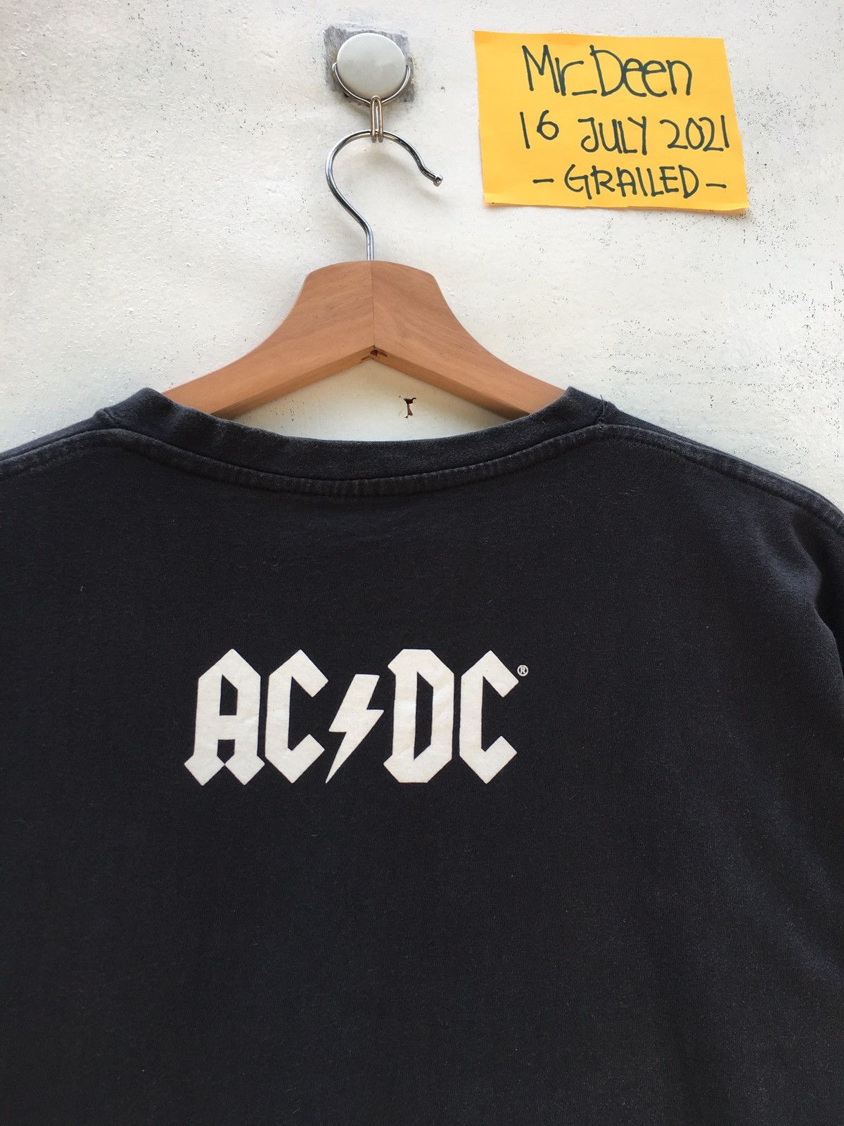 Band Tees Vintage Ac/Dc Back in Black Tour Tshirt Size US L / EU 52-54 / 3 - 11 Thumbnail