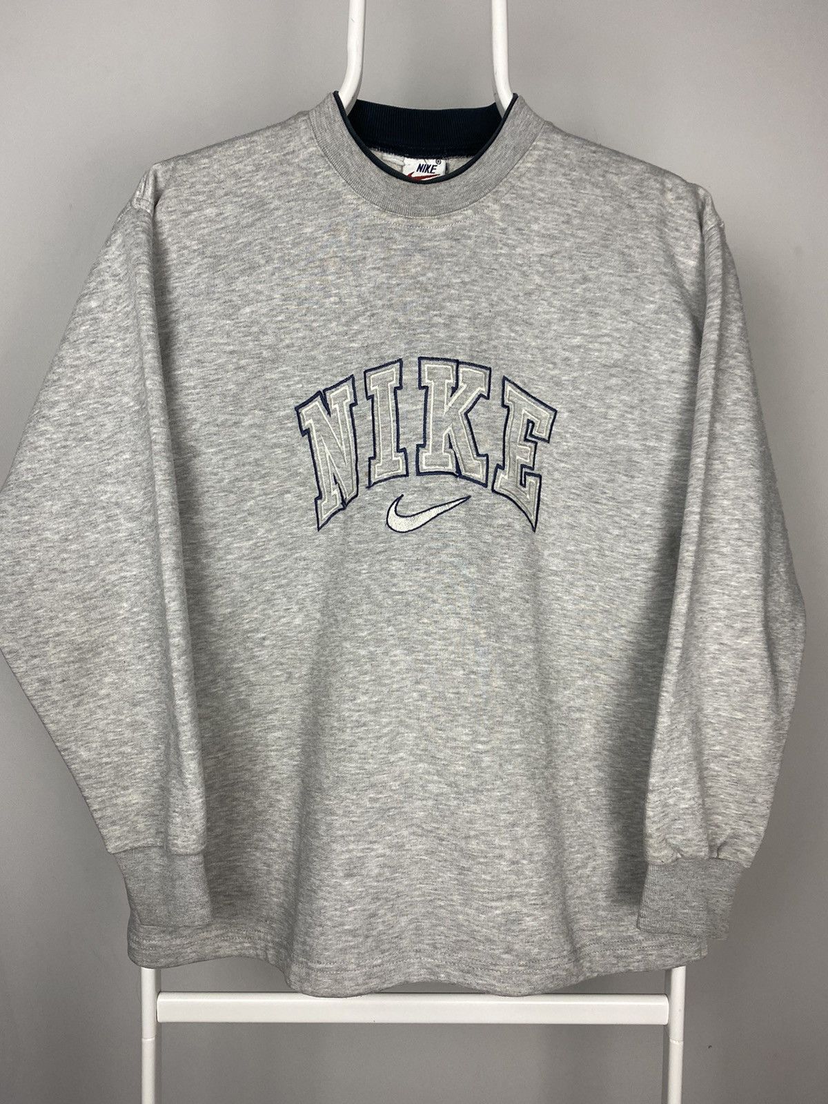 Grey nike spellout discount sweatshirt