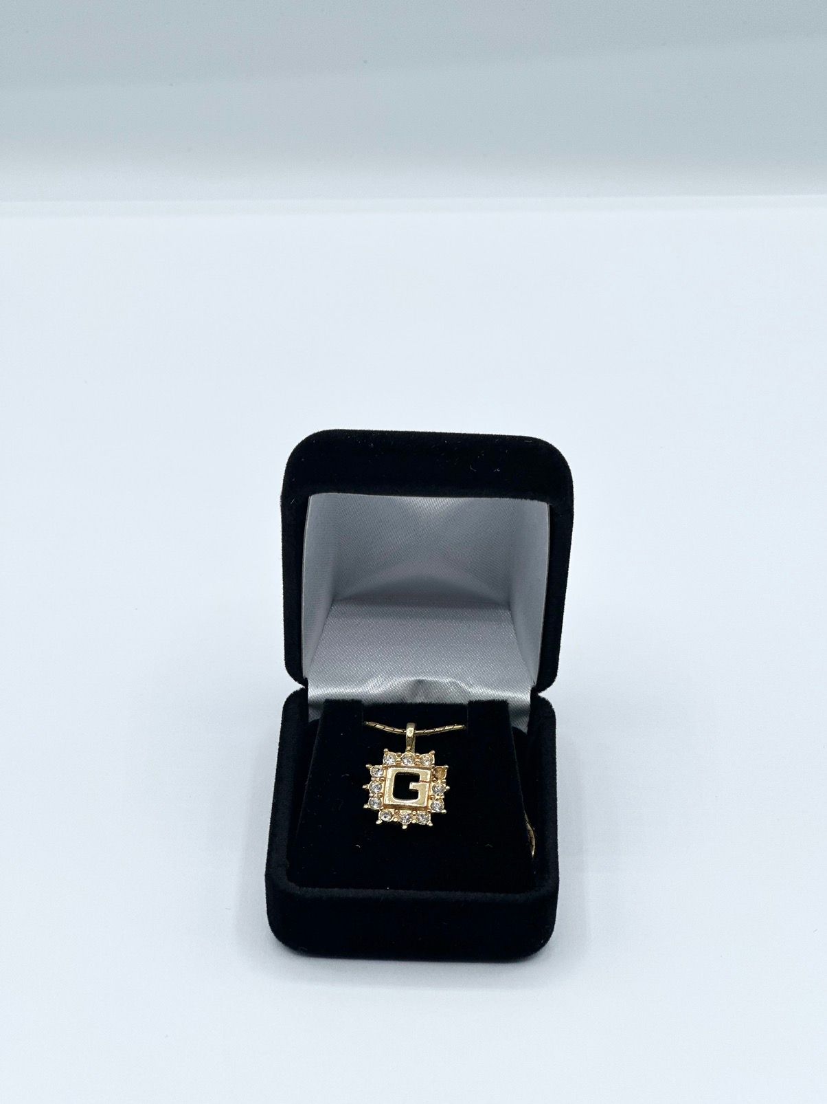 Pre-owned Givenchy Gold G Pendant Necklace