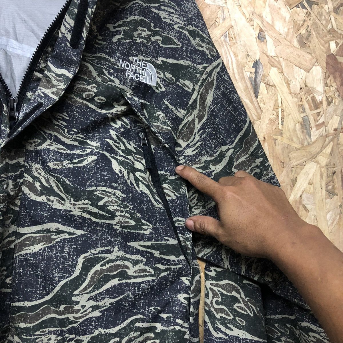 The North Face RARE THE NORTH FACE CAMO HOODIE Size US L / EU 52-54 / 3 - 8 Thumbnail