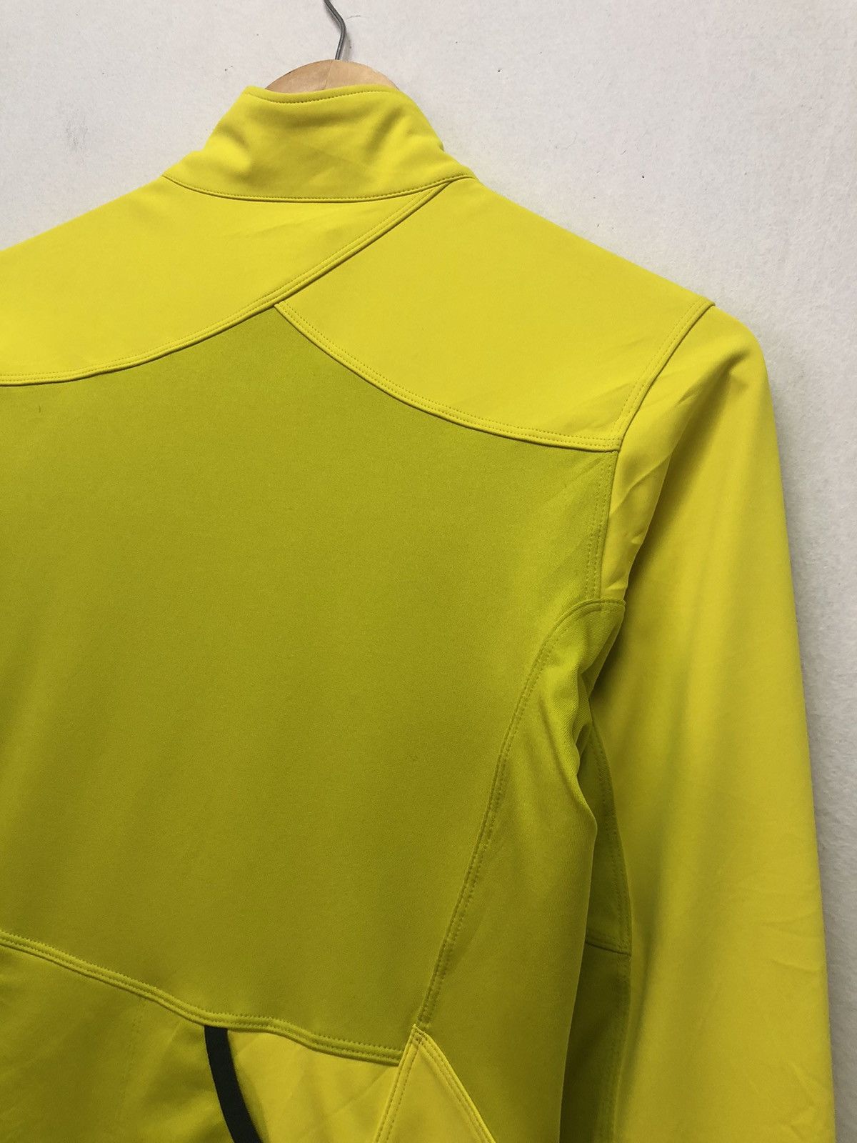 Arc'teryx Arc'Teryx Small Logo Back Windstopper Jackets Women Size S / US 4 / IT 40 - 18 Thumbnail