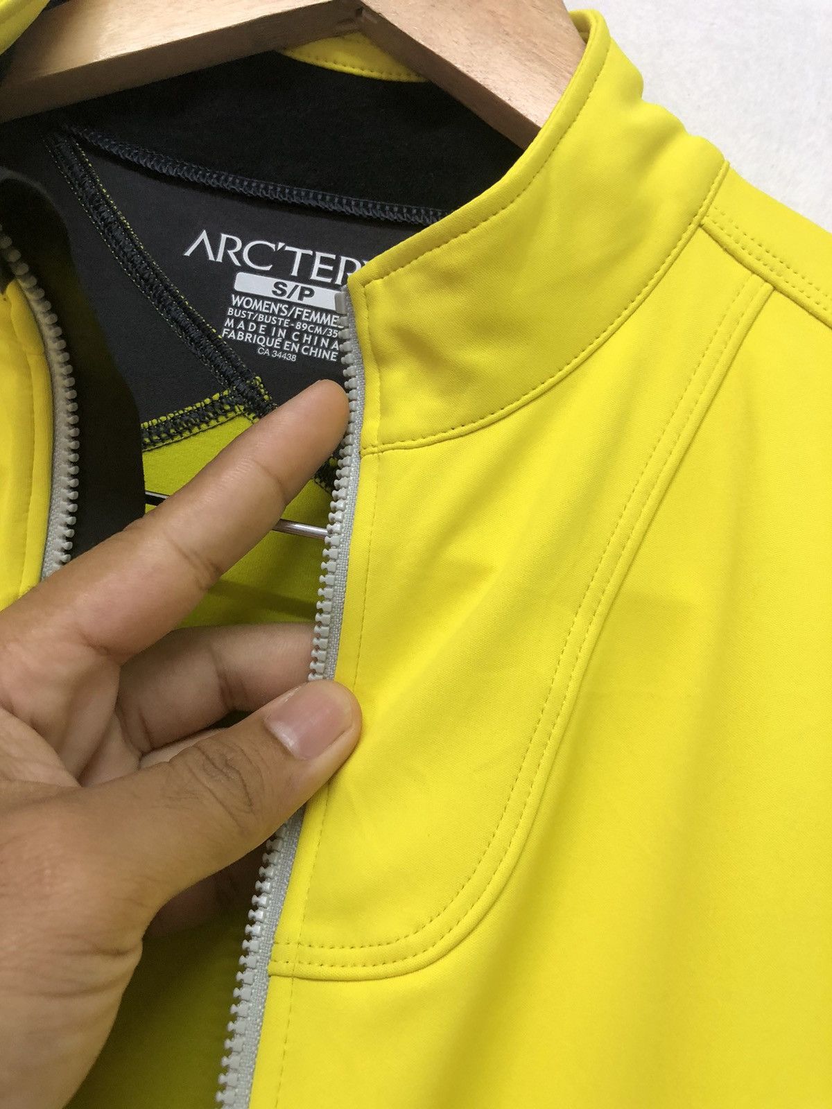 Arc'teryx Arc'Teryx Small Logo Back Windstopper Jackets Women Size S / US 4 / IT 40 - 14 Thumbnail