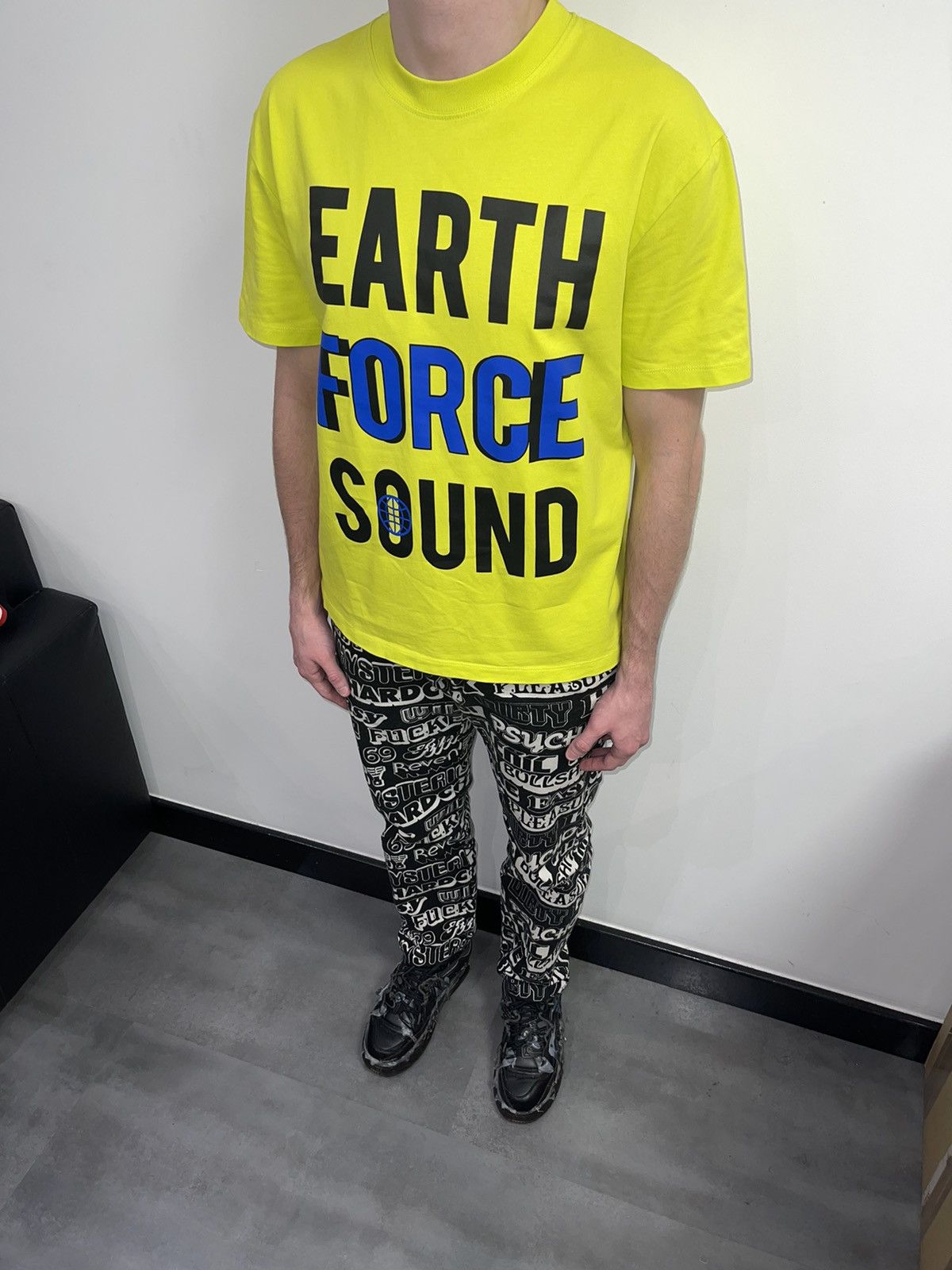 Alexander McQueen SS19 Alexander McQueen Planet Logo Yellow T-Shirt Size US M / EU 48-50 / 2 - 7 Thumbnail