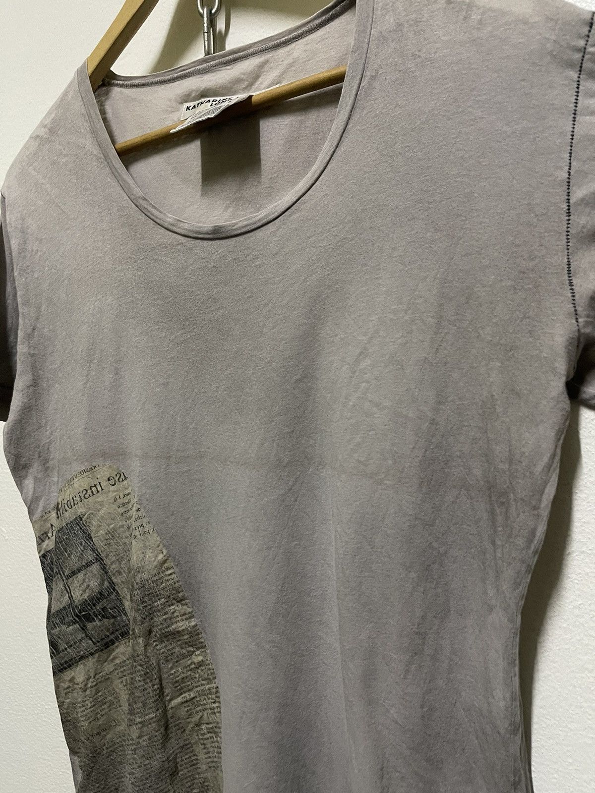 Japanese Brand Katharine Hamnett London News Paper Printed T Shirt Size US M / EU 48-50 / 2 - 7 Thumbnail